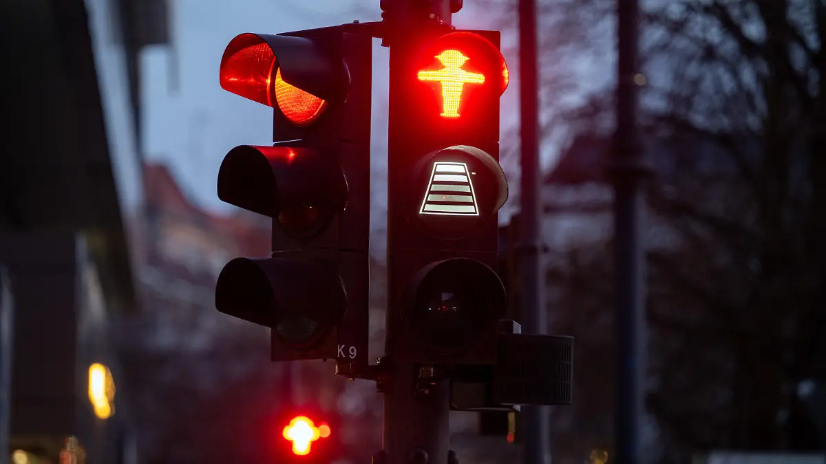 18.03.2024, Berlin: Eine Fußgänger-Ampel am Olivaer Platz (Ecke Ku'damm) zeigt unter dem roten Symbol einen Count-Down-Balken, auf dem die verbleibende Zeit zum Überqueren der Straße grafisch angezeigt wird. (zu dpa: «Grüne nennen neue Fußgängerampeln «teure Symbolpolitik»») Foto: Soeren Stache/dpa +++ dpa-Bildfunk +++