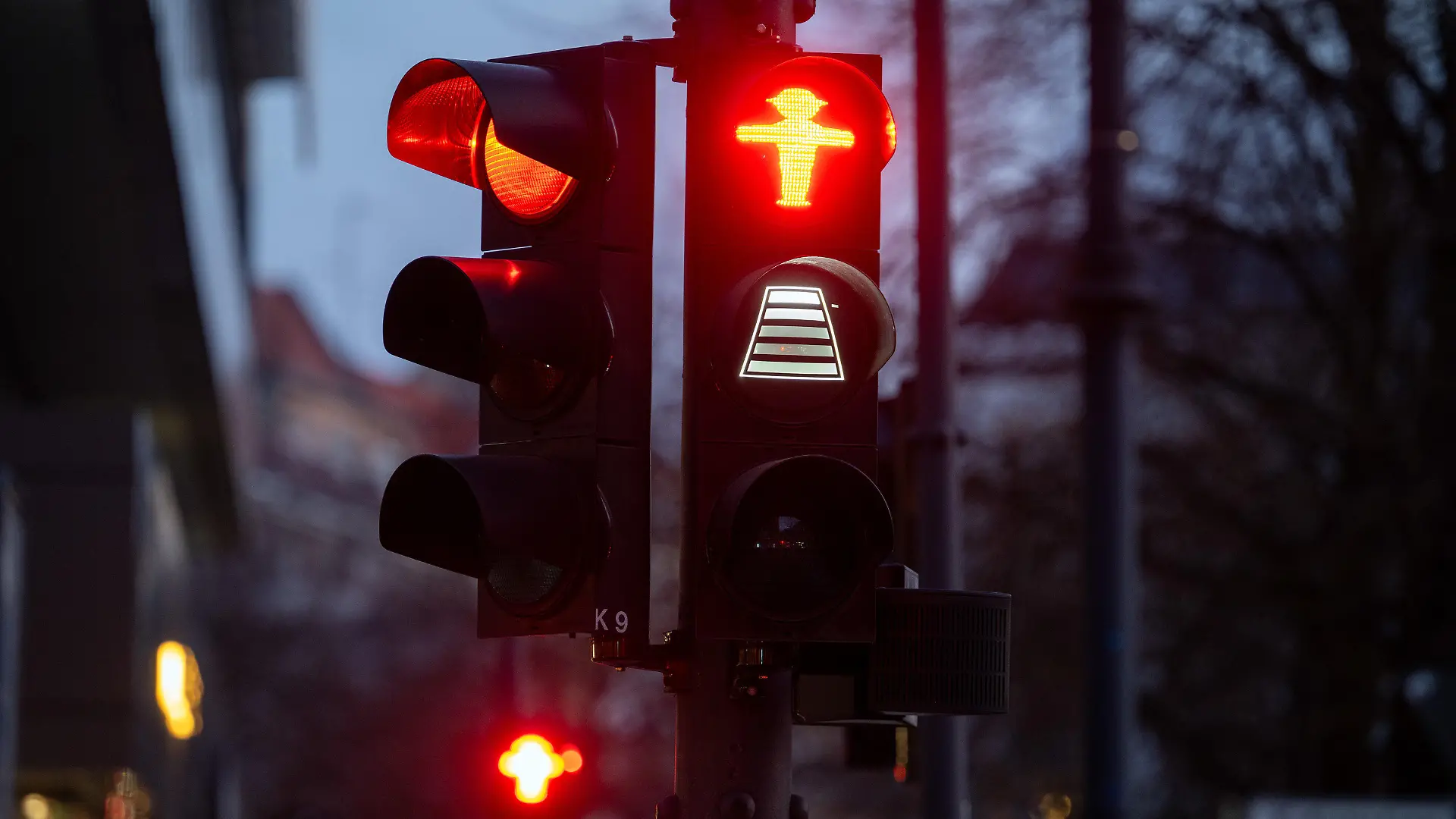 18.03.2024, Berlin: Eine Fußgänger-Ampel am Olivaer Platz (Ecke Ku'damm) zeigt unter dem roten Symbol einen Count-Down-Balken, auf dem die verbleibende Zeit zum Überqueren der Straße grafisch angezeigt wird.  (zu dpa: «Grüne nennen neue Fußgängerampeln «teure Symbolpolitik»») Foto: Soeren Stache/dpa +++ dpa-Bildfunk +++