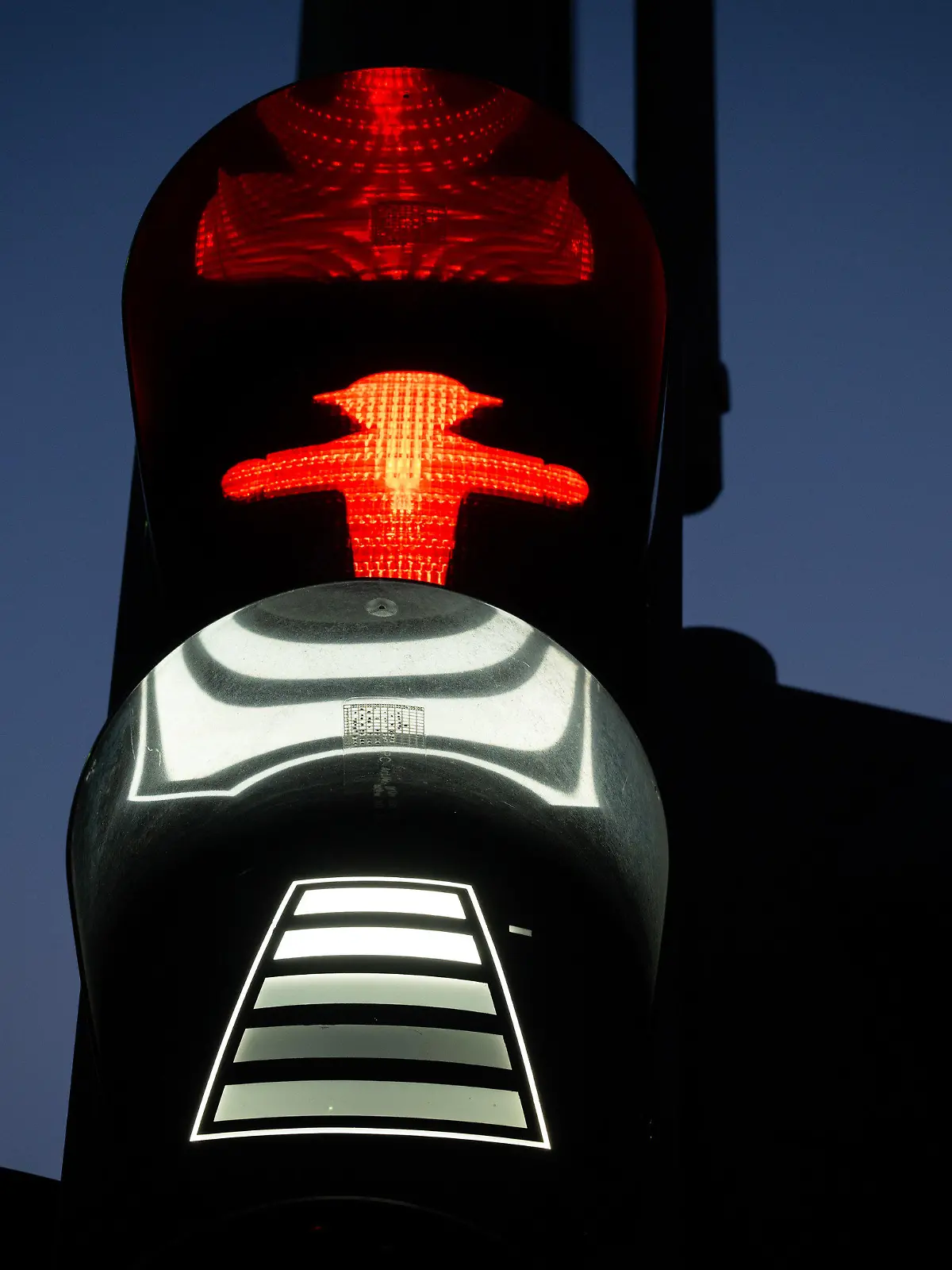 PRODUKTION - 18.03.2024, Berlin: Eine Fußgänger-Ampel am Olivaer Platz (Ecke Ku'damm) zeigt unter dem roten Symbol einen Count-Down-Balken, auf dem die verbleibende Zeit zum Überqueren der Straße grafisch angezeigt wird. Berlins Fußgänger sollen beim Überqueren einer Straße an der Ampel künftig besser erkennen können, wie viel Zeit ihnen noch bleibt, wenn sie schon Rot haben. Die dafür geplante schrittweise Ausstattung der Ampeln mit einer sogenannten Räumzeitanzeige soll in diesem Jahr beginnen, zunächst aber nur bei solchen Anlagen, die ohnehin umfangreich umgebaut oder neu gebaut werden. Foto: Soeren Stache/dpa +++ dpa-Bildfunk +++