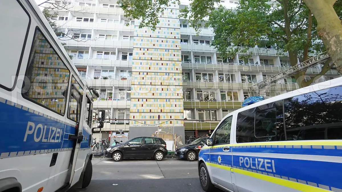 Einsatzfahrzeuge der Polizei stehen vor einem Wohnhaus in der Löwenberger Straße in Berlin-Lichtenberg. Mit einer Axt hat ein Mann in Berlin-Lichtenberg seine Ehefrau getötet. Der Täter wurde von Polizisten erschossen, die ihn stoppen wollten. (zu dpa "Ehemann bringt Frau mit Axt um: Polizei erschießt den Täter)