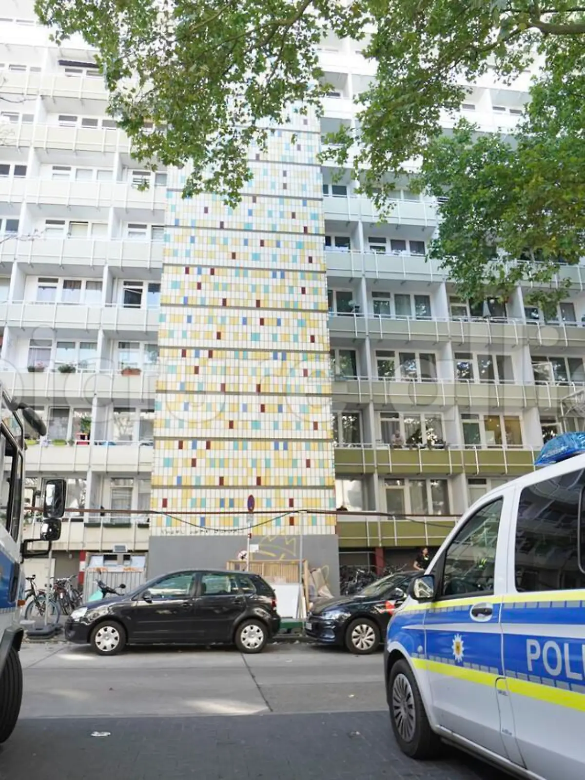 Einsatzfahrzeuge der Polizei stehen vor einem Wohnhaus in der Löwenberger Straße in Berlin-Lichtenberg. Mit einer Axt hat ein Mann in Berlin-Lichtenberg seine Ehefrau getötet. Der Täter wurde von Polizisten erschossen, die ihn stoppen wollten. (zu dpa "Ehemann bringt Frau mit Axt um: Polizei erschießt den Täter)