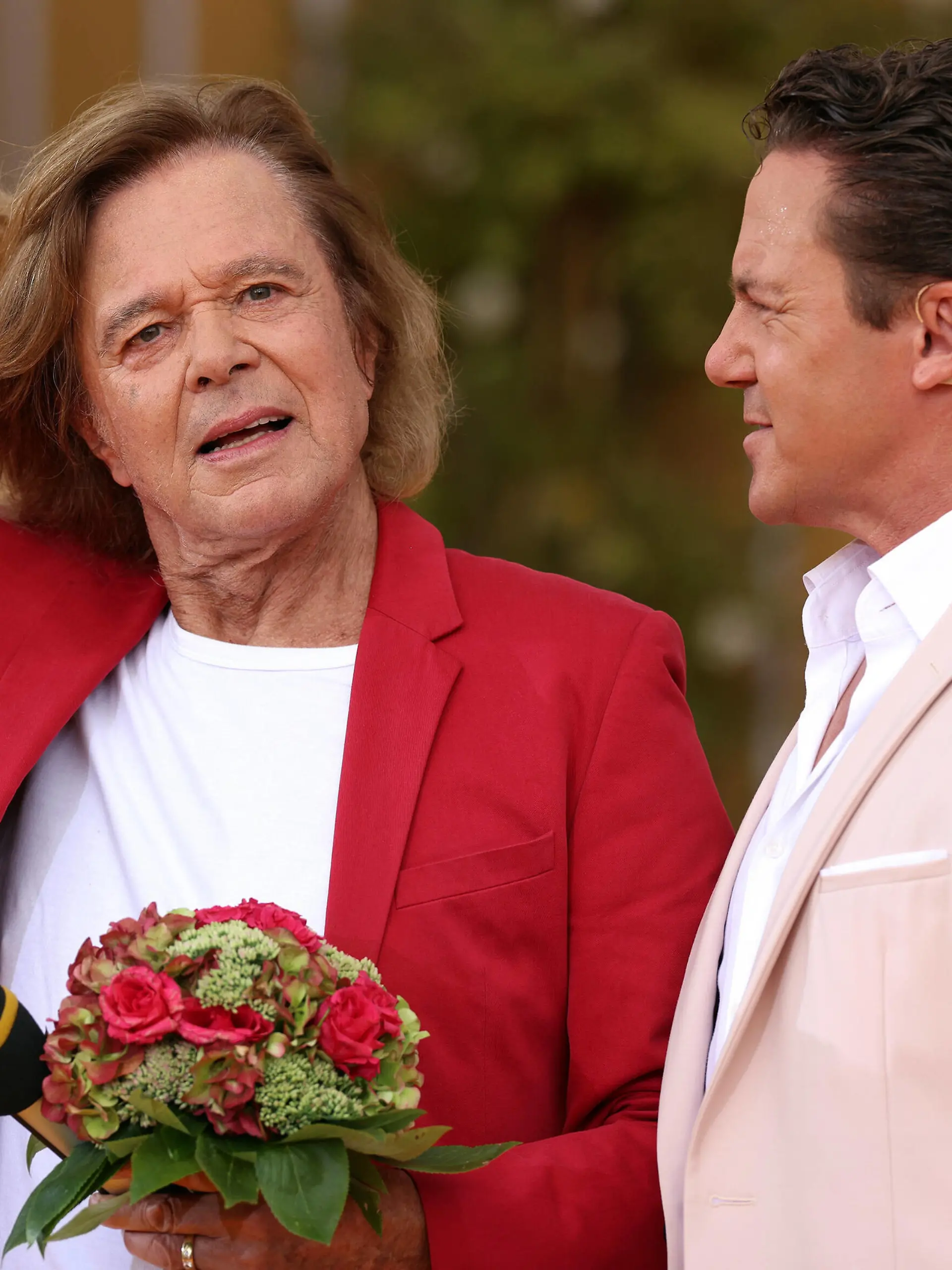 Immer wieder sonntags 2022-11 Deutscher Schlagersänger Jürgen Drews li. mit Moderator Stefan Mross anlässlich der ARD-Unterhaltungsshow Immer wieder sonntags im Wasserpark Rulantica, Rust. TV-Aufzeichnung und Live-Übertragung vom 28.08.2022 aus Rust, Deutschland. *** Immer wieder sonntags 2022 11 German pop singer Jürgen Drews li with host Stefan Mross on the occasion of the ARD entertainment show Immer wieder sonntags in the water park Rulantica, Rust TV recording and live broadcast of 28 08 2022 from Rust, Germany