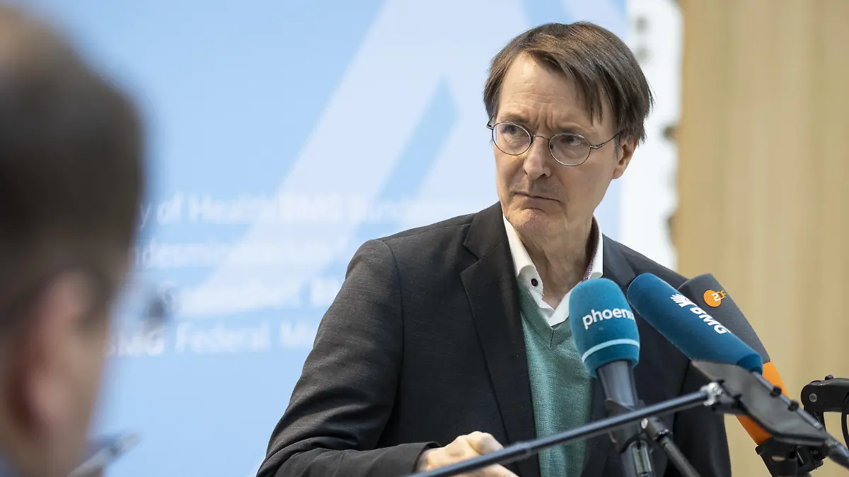 Karl Lauterbach SPD, Bundesminister fuer Gesundheit, aufgenommen im Rahmen von Gespraechen zu den Eckpunkten des Pflegekompetenzgesetzes, mit Verbaenden der Pflege, im Bundesministerium fuer Gesundheit in Berlin, 20.03.2024. Berlin Deutschland *** Karl Lauterbach SPD , Federal Minister of Health, recorded during talks on the key points of the Nursing Competence Act, with nursing care associations, at the Federal Ministry of Health in Berlin, 20 03 2024 Berlin Germany Copyright: xLorenzxHuterxphotothek.dex
