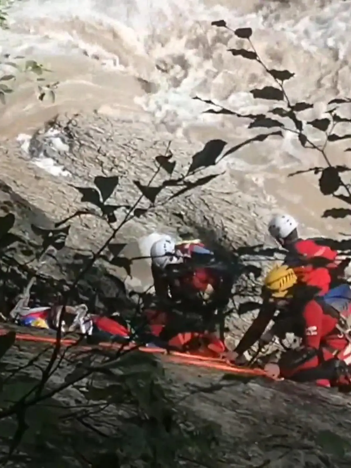 Als eine Gruppe am Samstag zu einer geführten Klettertour durch eine Schlucht in Sonthofen (Bayern) startet, gibt es schon Unwetterwarnungen. Dann verwandelt der starke Regen das Flüsschen Starzlachklamm im Allgäu in einen reißenden Fluss. Eine 27-jährige Frau wird bei dem Canyoning-Abenteuer vom Wasser mitgerissen und stirbt. Jetzt ermittelt die Staatsanwaltschaft gegen zwei Führer der Gruppe wegen fahrlässiger Tötung.