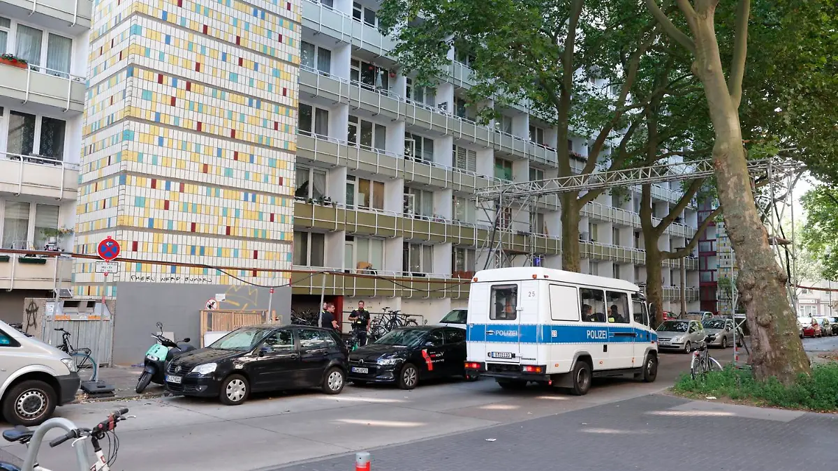 Ein Einsatzfahrzeug der Polizei steht vor einem Wohnhaus in der Löwenberger Straße in Berlin-Lichtenberg. Mit einer Axt hat ein Mann in Berlin-Lichtenberg seine Ehefrau getötet. Der Täter wurde von Polizisten erschossen, die ihn stoppen wollten. (zu dpa "Ehemann bringt Frau mit Axt um: Polizei erschießt den Täter)