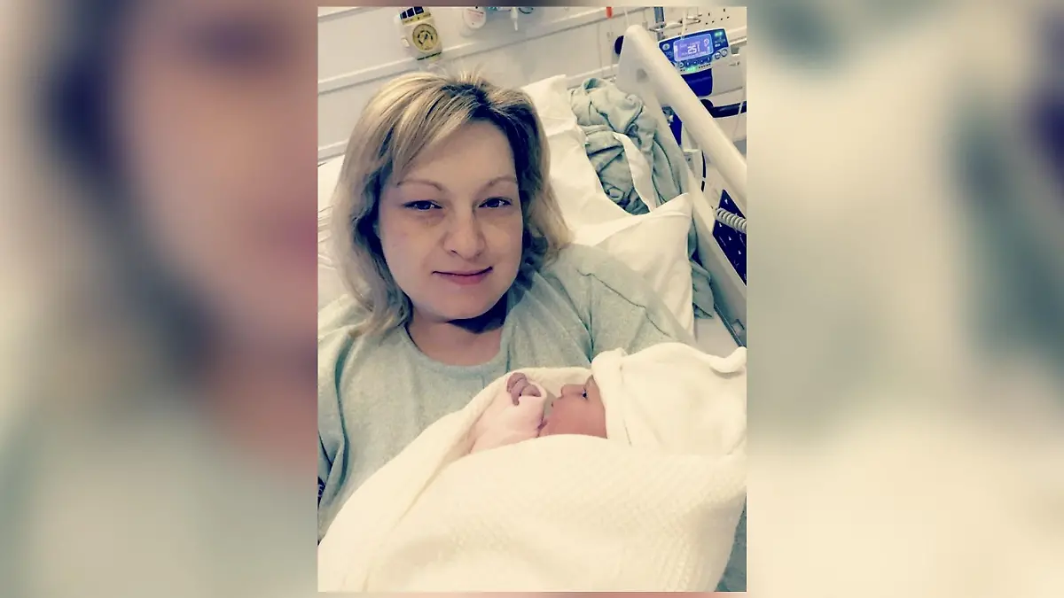 Rebecca Dando und ihre kleine Tochter Lowri Joan Dando kurz nach der Geburt.