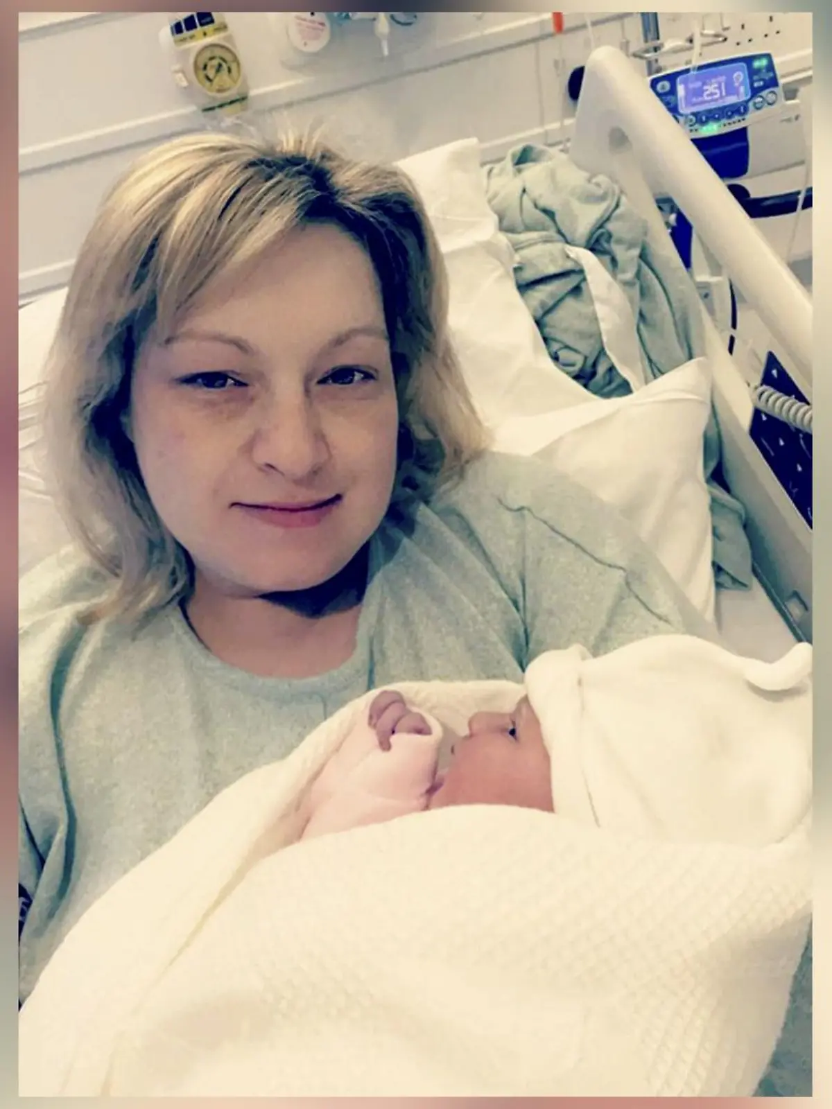 Rebecca Dando und ihre kleine Tochter Lowri Joan Dando kurz nach der Geburt.
