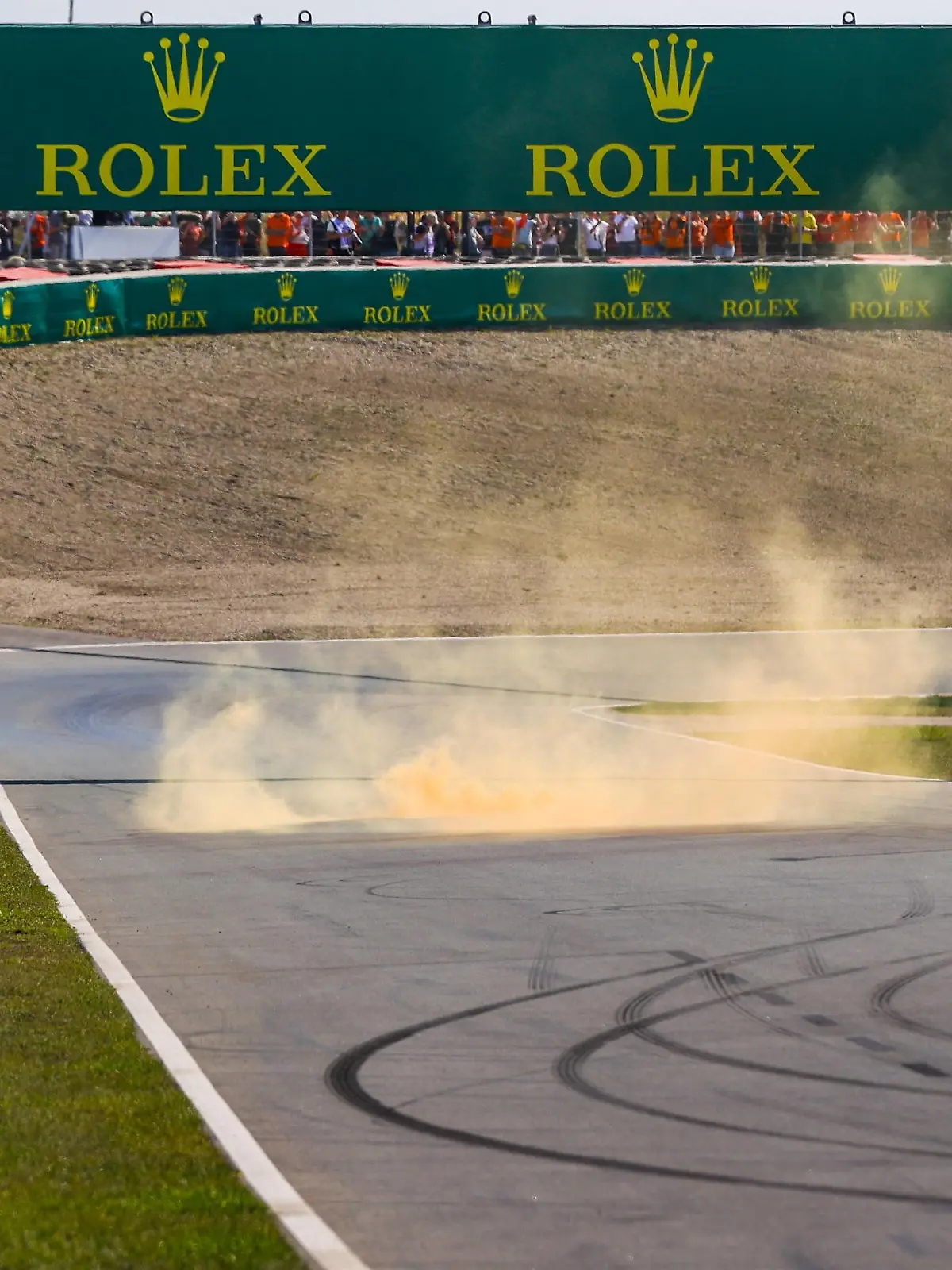  ZANDVOORT - Red flag when an orange torch is thrown on the track during qualifying ahead of the F1 Grand Prix of the Netherlands at Circuit van Zandvoort on September 3, 2022 in Zandvoort, Netherlands. ANP SEM VAN DER WAL F1 Grand Prix of The Netherlands - Qualifying 2022 xVIxANPxSportx/xxANPxIVx *** ZANDVOORT Red flag when an orange torch is thrown on the track during qualifying ahead of the F1 Grand Prix of the Netherlands at Circuit van Zandvoort on September 3, 2022 in Zandvoort, Netherlands ANP SEM VAN DER WAL F1 Grand Prix of The Netherlands Qualifying 2022 xVIxANPxSportx xxANPxIVx 453981102 originalFilename: 453981102.jpg