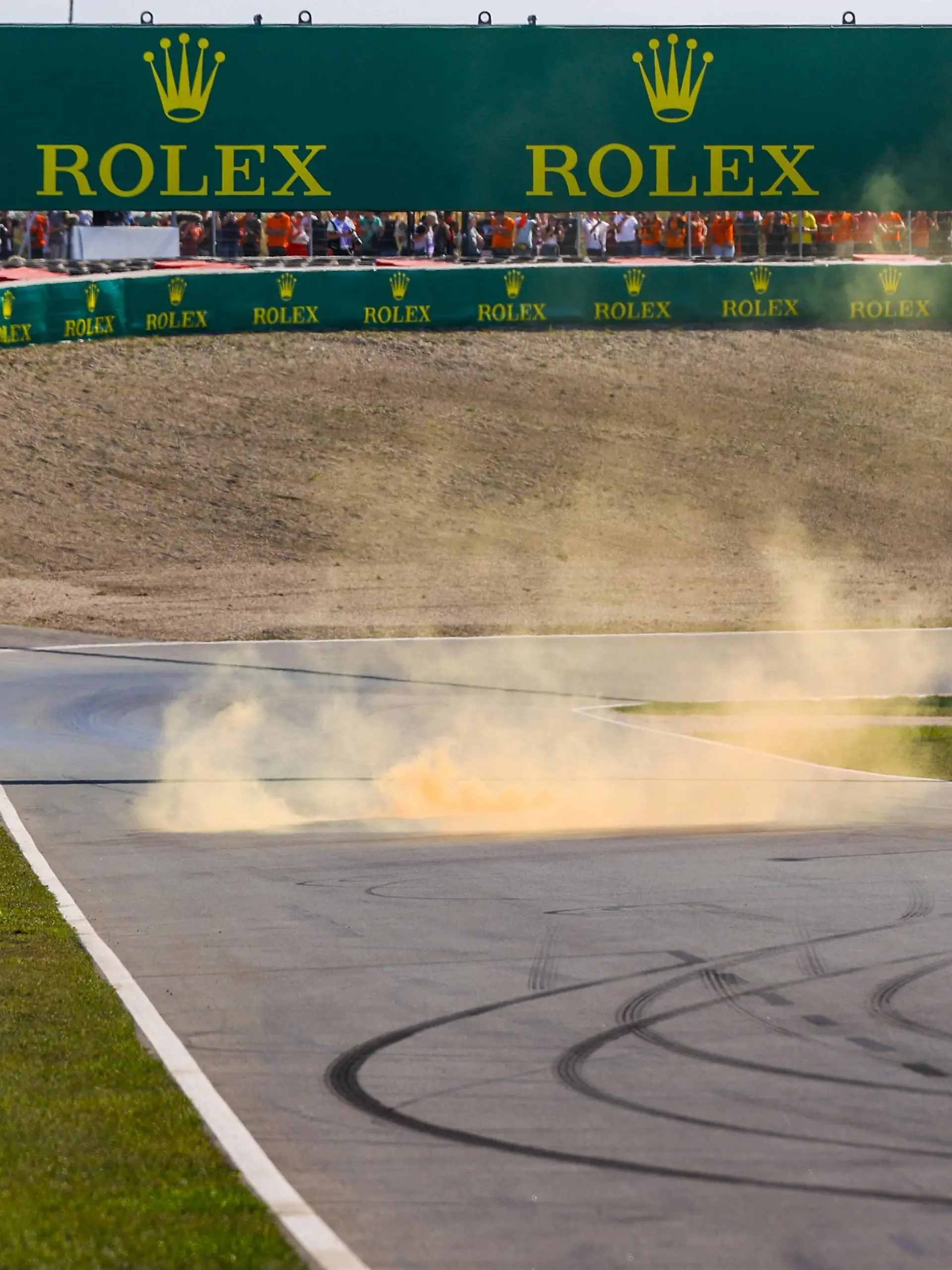  ZANDVOORT - Red flag when an orange torch is thrown on the track during qualifying ahead of the F1 Grand Prix of the Netherlands at Circuit van Zandvoort on September 3, 2022 in Zandvoort, Netherlands. ANP SEM VAN DER WAL F1 Grand Prix of The Netherlands - Qualifying 2022 xVIxANPxSportx/xxANPxIVx *** ZANDVOORT Red flag when an orange torch is thrown on the track during qualifying ahead of the F1 Grand Prix of the Netherlands at Circuit van Zandvoort on September 3, 2022 in Zandvoort, Netherlands ANP SEM VAN DER WAL F1 Grand Prix of The Netherlands Qualifying 2022 xVIxANPxSportx xxANPxIVx 453981102 originalFilename: 453981102.jpg