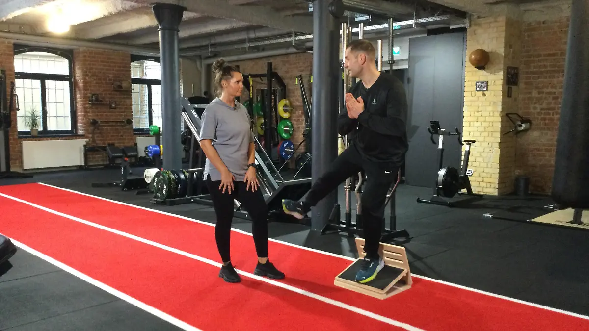 Trainer Michael Haase zeigt Nicole eine der PVolve-Fitnessübungen.
