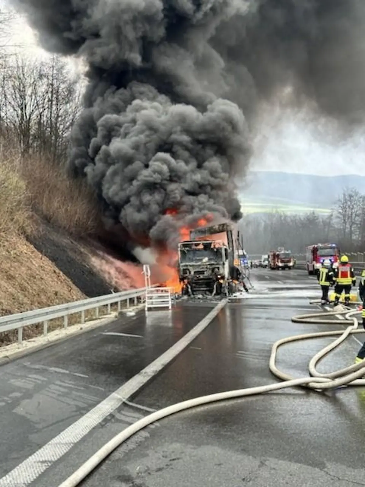 LKW in Vollbrand