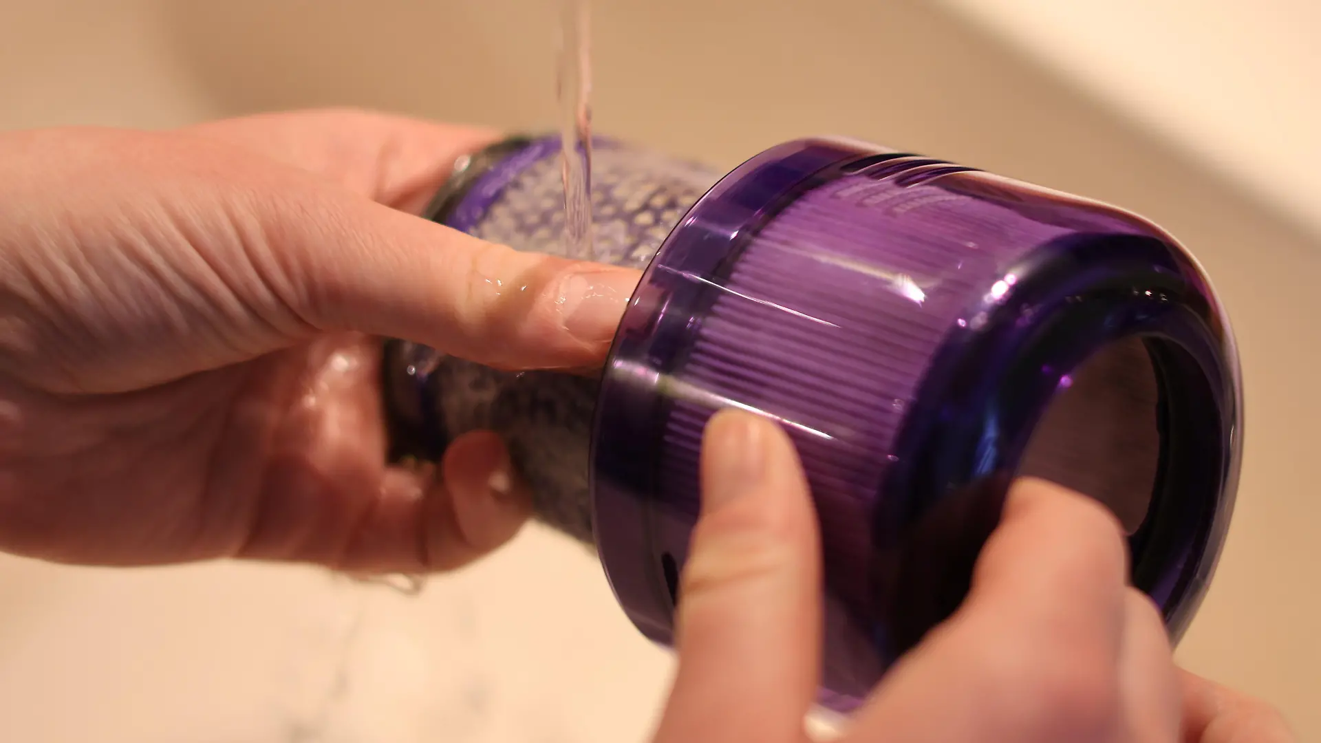 Der Dyson-Filter sollte nur mit Wasser gereinigt werden.