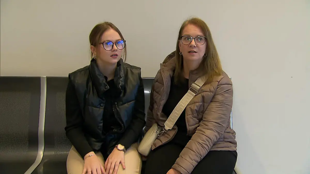 Elise mit ihrer Mutter Kati W. am Landgericht Bochum