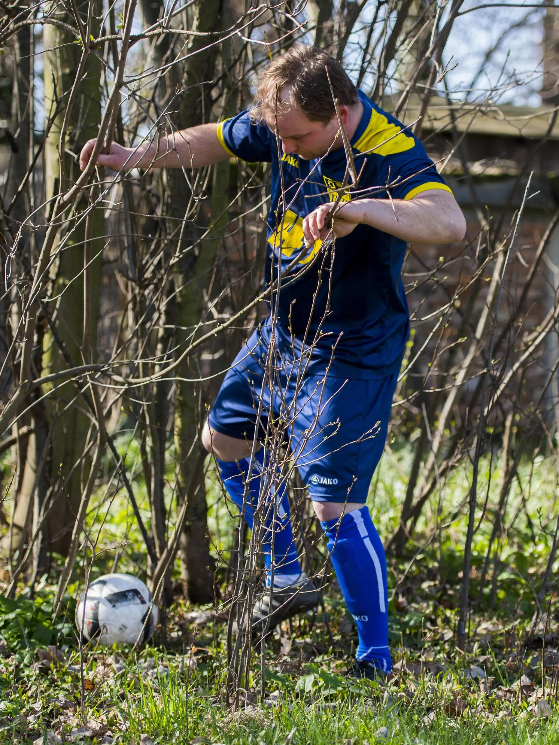 Fußball, Stadtpokal, Halbfinale: SV Helios - FV Laubegast II, Sonntag (26.03.2017). HeliosÂ Courtois De Hurbal holt den Ball aus dem Gebüsch. RM001

Football City Cup Semi-finals SV Helios FP Laubegast II Sunday 26 03 2017  Courtois de Hurbal picks the Ball out the Bushes RM001  