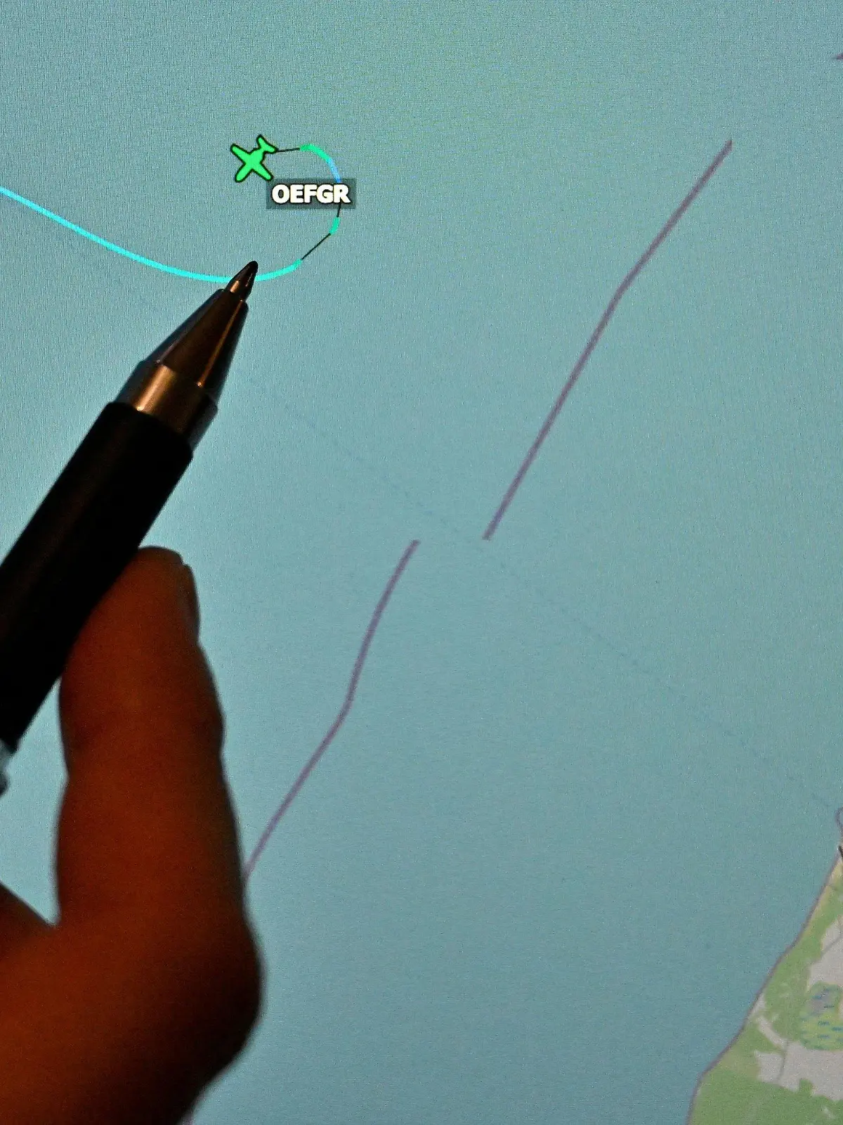 04.09.2022, Österreich, Wien: Eine Person zeigt mit einem Stift auf die letzte bekannte Position der Cessna mit der Kennung OE-FGR. Ein in Österreich registrierter Privatjet ist am Sonntag (04.09.2022) mit vier Menschen an Bord über der Ostsee vor der Küste Lettlands abgestürzt. Die Cessna mit der Kennung OE-FGR, die auf ein deutsches Unternehmen zugelassen sein soll, war eigentlich auf dem Weg von Jerez in Spanien nach Köln. Foto: Helmut Fohringer/APA/dpa +++ dpa-Bildfunk +++