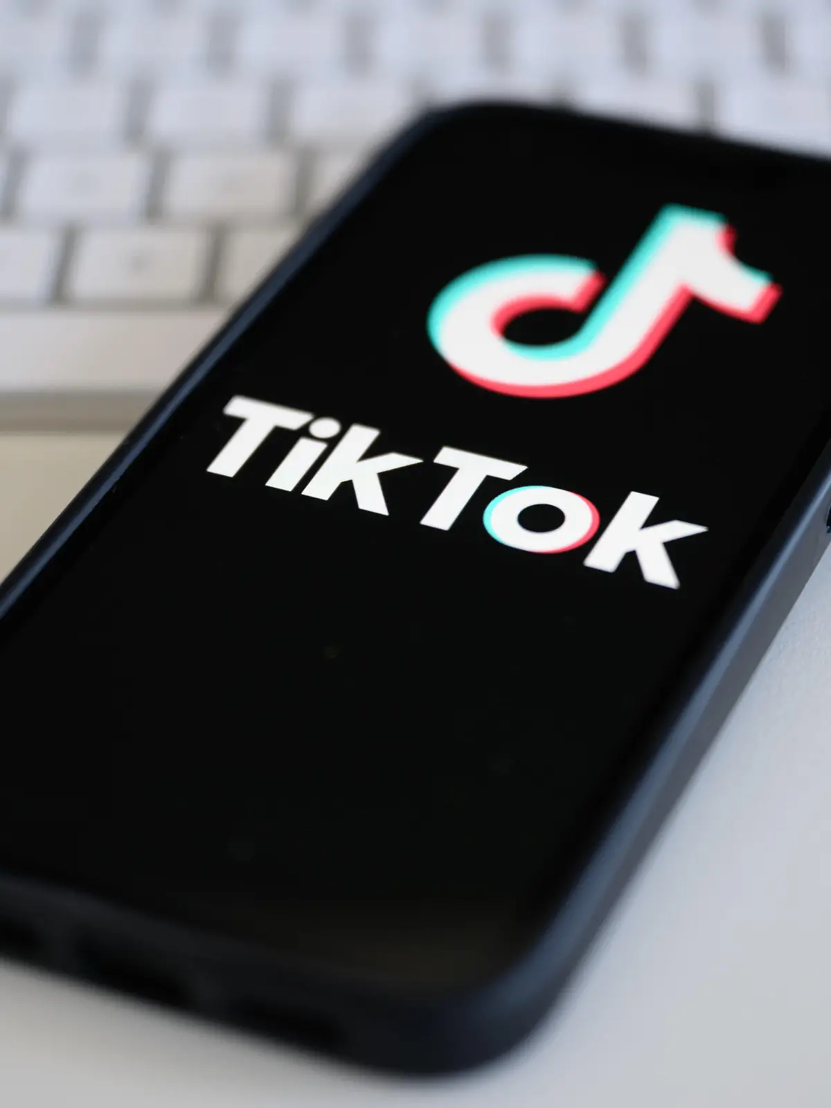 SYMBOLBILD - 19.03.2024, Sachsen, Dresden: Auf einem Smartphone wird das Logo der Kurzvideo-Plattform TikTok angezeigt. (zu dpa: «Deutsche Politiker für schärferes Vorgehen gegen Tiktok») Foto: Robert Michael/dpa +++ dpa-Bildfunk +++