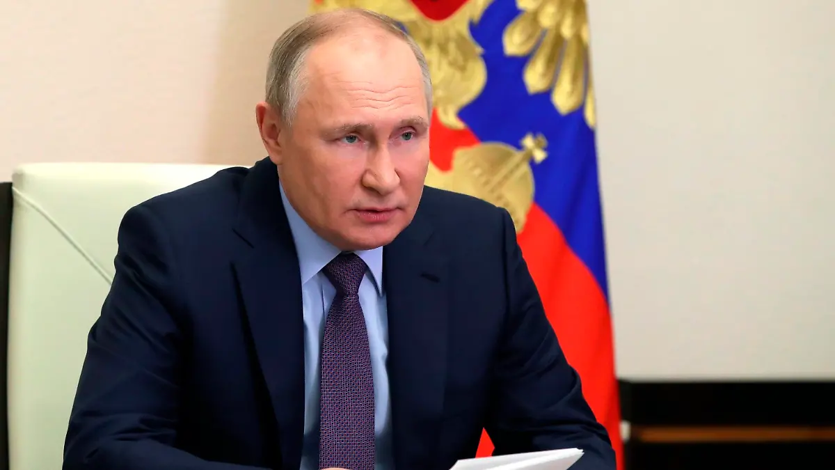 HANDOUT - 14.04.2022, Russland, Nowo-Ogarjowo: Das von der staatlichen russischen Nachrichtenagentur Sputnik über AP veröffentlichte Handout-Foto zeigt Wladimir Putin, Präsident von Russland, während er eine Sitzung über die Situation im Öl- und Gassektor per Videokonferenz in seiner Residenz in Nowo-Ogarjowo außerhalb von Moskau leitet. Rund zwei Wochen nach der Umstellung auf Rubel-Zahlungen für russisches Gas hat Kremlchef Putin angeblich durch westliche Banken verschuldete Zahlungsausfälle beklagt. Foto: Mikhail Klimentyev/Pool Sputnik Kremlin/AP/dpa - ACHTUNG: Nur zur redaktionellen Verwendung und nur mit vollständiger Nennung des vorstehenden Credits +++ dpa-Bildfunk +++