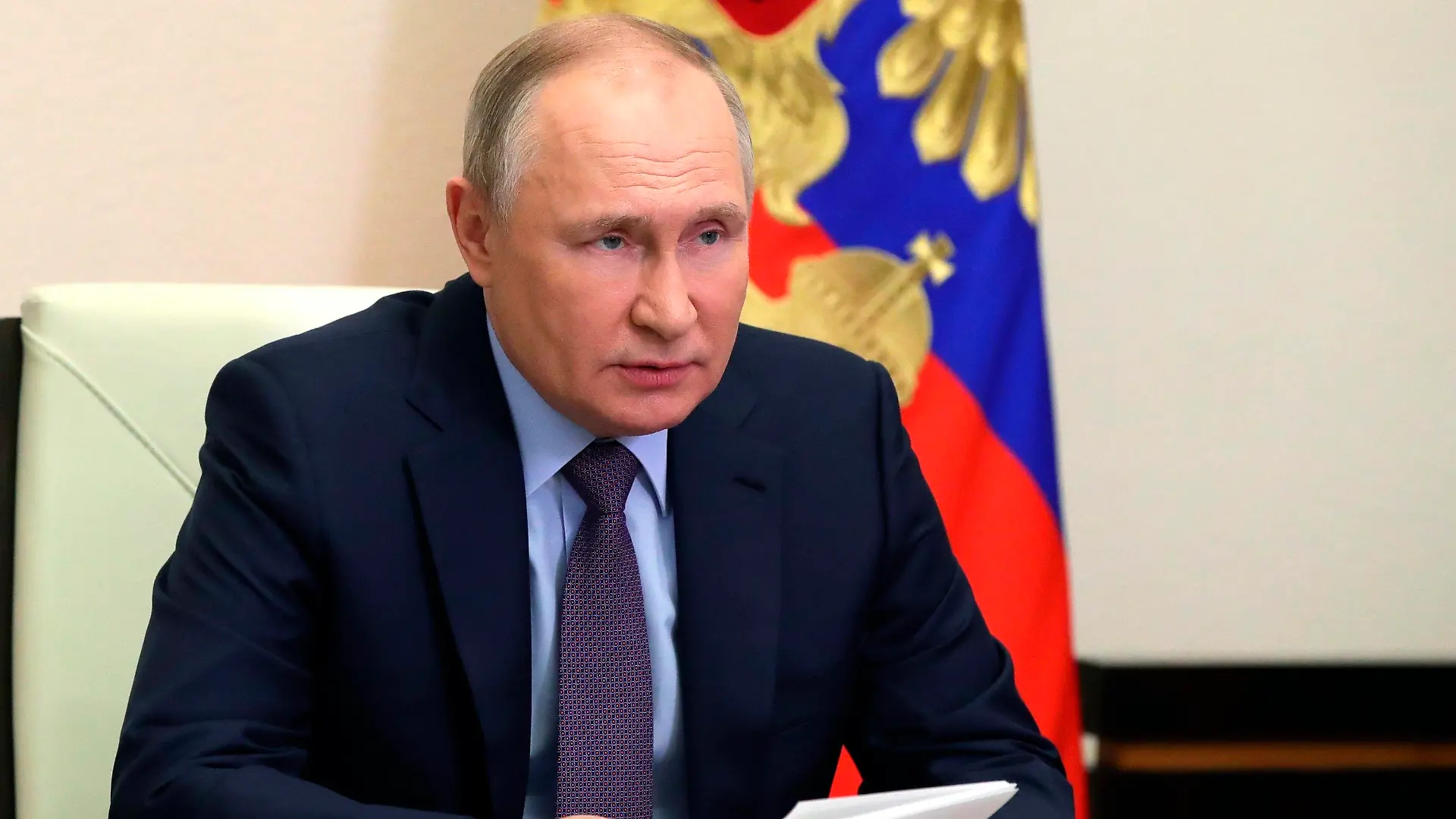HANDOUT - 14.04.2022, Russland, Nowo-Ogarjowo: Das von der staatlichen russischen Nachrichtenagentur Sputnik über AP veröffentlichte Handout-Foto zeigt Wladimir Putin, Präsident von Russland, während er eine Sitzung über die Situation im Öl- und Gassektor per Videokonferenz in seiner Residenz in Nowo-Ogarjowo außerhalb von Moskau leitet. Rund zwei Wochen nach der Umstellung auf Rubel-Zahlungen für russisches Gas hat Kremlchef Putin angeblich durch westliche Banken verschuldete Zahlungsausfälle beklagt. Foto: Mikhail Klimentyev/Pool Sputnik Kremlin/AP/dpa - ACHTUNG: Nur zur redaktionellen Verwendung und nur mit vollständiger Nennung des vorstehenden Credits +++ dpa-Bildfunk +++