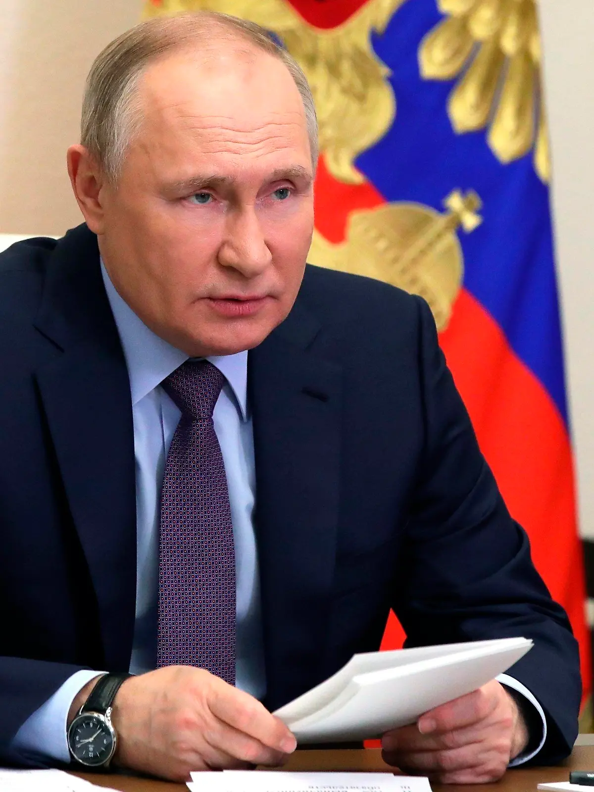 HANDOUT - 14.04.2022, Russland, Nowo-Ogarjowo: Das von der staatlichen russischen Nachrichtenagentur Sputnik über AP veröffentlichte Handout-Foto zeigt Wladimir Putin, Präsident von Russland, während er eine Sitzung über die Situation im Öl- und Gassektor per Videokonferenz in seiner Residenz in Nowo-Ogarjowo außerhalb von Moskau leitet. Rund zwei Wochen nach der Umstellung auf Rubel-Zahlungen für russisches Gas hat Kremlchef Putin angeblich durch westliche Banken verschuldete Zahlungsausfälle beklagt. Foto: Mikhail Klimentyev/Pool Sputnik Kremlin/AP/dpa - ACHTUNG: Nur zur redaktionellen Verwendung und nur mit vollständiger Nennung des vorstehenden Credits +++ dpa-Bildfunk +++