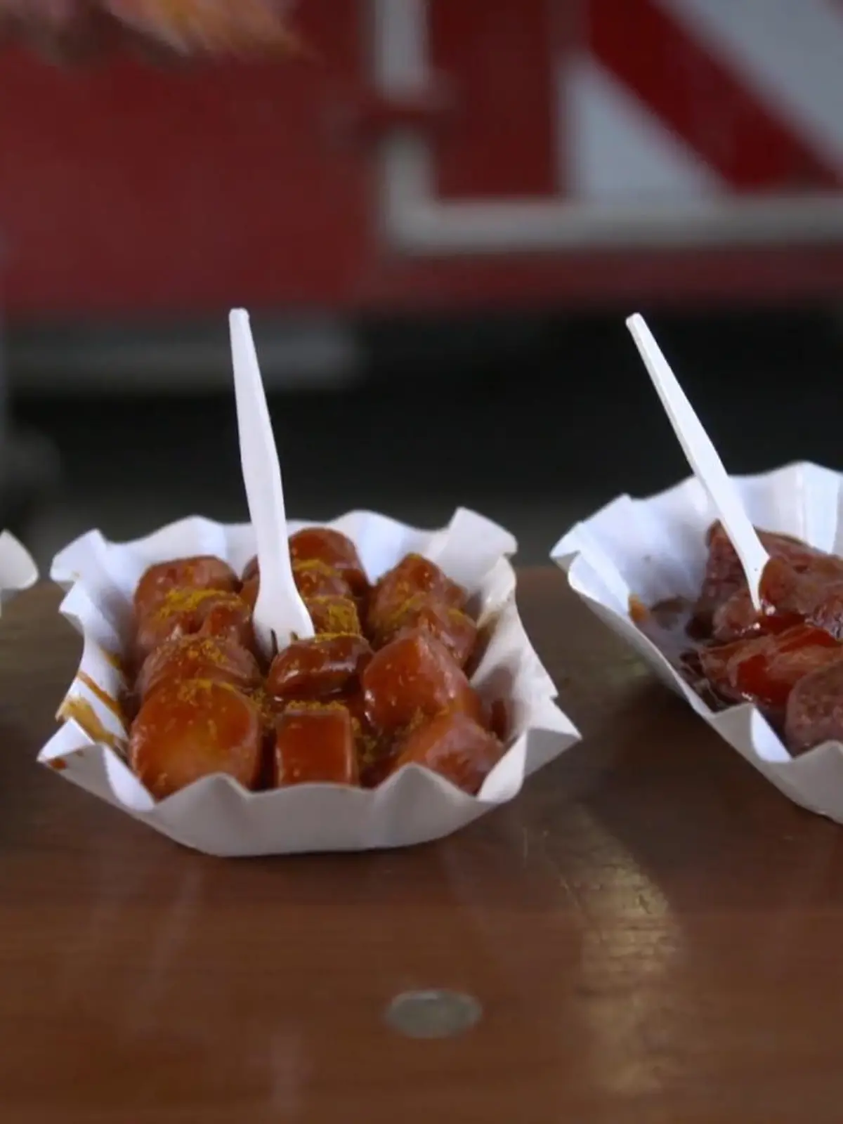 Wer hat die Currywurst erfunden? Wie alt ist die Currywurst? Und wie schmeckt die schärfste Wurst Deutschlands? Dieses Video verrät's.
