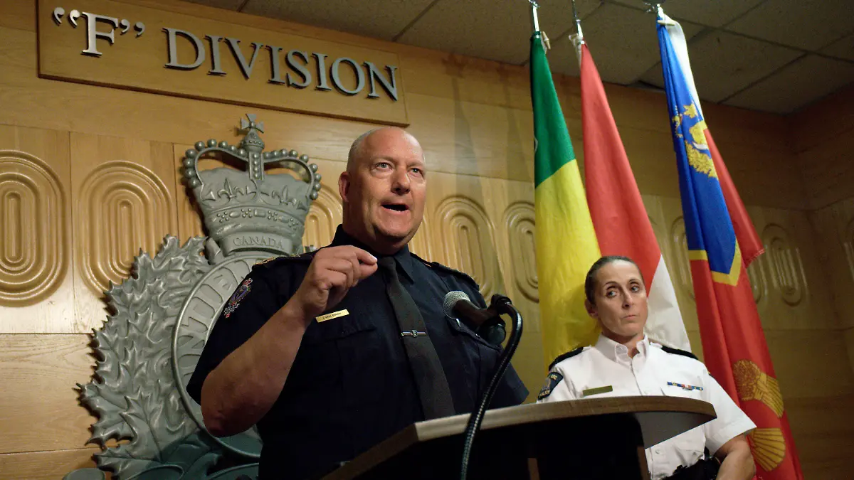 05.09.2022, Kanada, Regina: Evan Bray (l), Polizeichef von Regina, spricht neben Rhonda Blackmore, der stellvertretenden Kommissarin, während einer Pressekonferenz im Hauptquartier der Royal Canadian Mounted Police (RCMP) "F" Division in Regina, Saskatchewan. Die beiden mutmaßlichen Täter der Messerattacken sollen am Sonntagmorgen zwischen der James Smith Cree Nation und Weldon, Saskatchewan, mehrere Menschen erstochen und getötet haben. Die RCMP teile mit, dass einer Angreifer in der First Nation verstorben ist, während sein Bruder noch auf freiem Fuß ist und sich möglicherweise in Regina aufhält. Foto: Michael Bell/The Canadian Press via AP/dpa - ACHTUNG: Nur zur redaktionellen Verwendung und nur mit vollständiger Nennung des vorstehenden Credits +++ dpa-Bildfunk +++