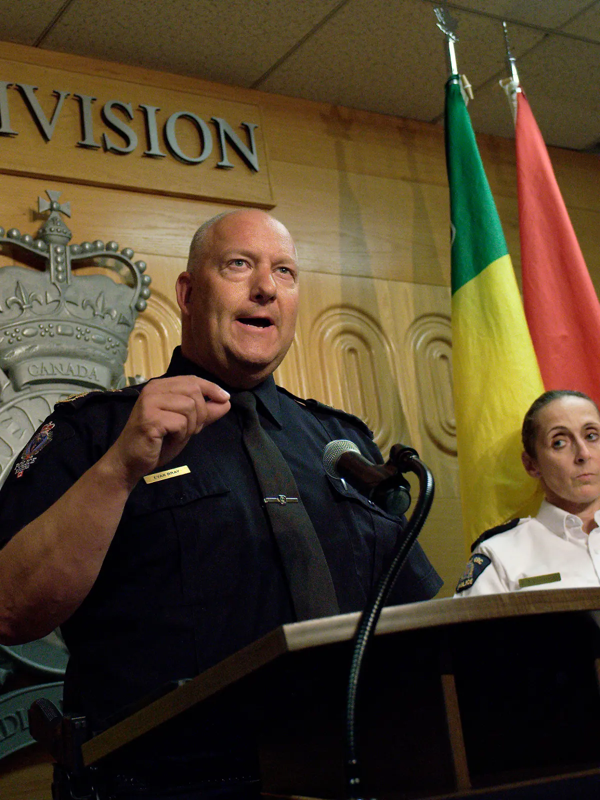 05.09.2022, Kanada, Regina: Evan Bray (l), Polizeichef von Regina, spricht neben Rhonda Blackmore, der stellvertretenden Kommissarin, während einer Pressekonferenz im Hauptquartier der Royal Canadian Mounted Police (RCMP) "F" Division in Regina, Saskatchewan. Die beiden mutmaßlichen Täter der Messerattacken sollen am Sonntagmorgen zwischen der James Smith Cree Nation und Weldon, Saskatchewan, mehrere Menschen erstochen und getötet haben. Die RCMP teile mit, dass einer Angreifer in der First Nation verstorben ist, während sein Bruder noch auf freiem Fuß ist und sich möglicherweise in Regina aufhält. Foto: Michael Bell/The Canadian Press via AP/dpa - ACHTUNG: Nur zur redaktionellen Verwendung und nur mit vollständiger Nennung des vorstehenden Credits +++ dpa-Bildfunk +++