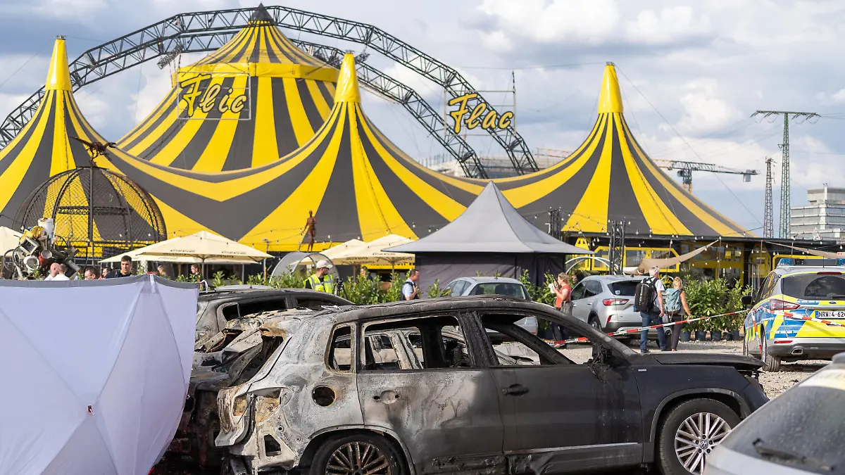Duisburg Flugzeugabsturz Duisburg, 04.09.2022 Die Unfallstelle befindet sich nur 100m vom Zirkuszelt entfernt, wo zum Unfallzeitpunkt eine Vorfuehrung mit mehreren Hundert Zuschauern stattfand, Flugzeugabsturz Duisburg, 04.09.2022 *** Duisburg plane crash Duisburg, 04 09 2022 The accident site is only 100m away from the circus tent, where a performance with several hundred spectators was taking place at the time of the accident, Duisburg plane crash, 04 09 2022 Copyright: xFabianxFriesex EP_FFE