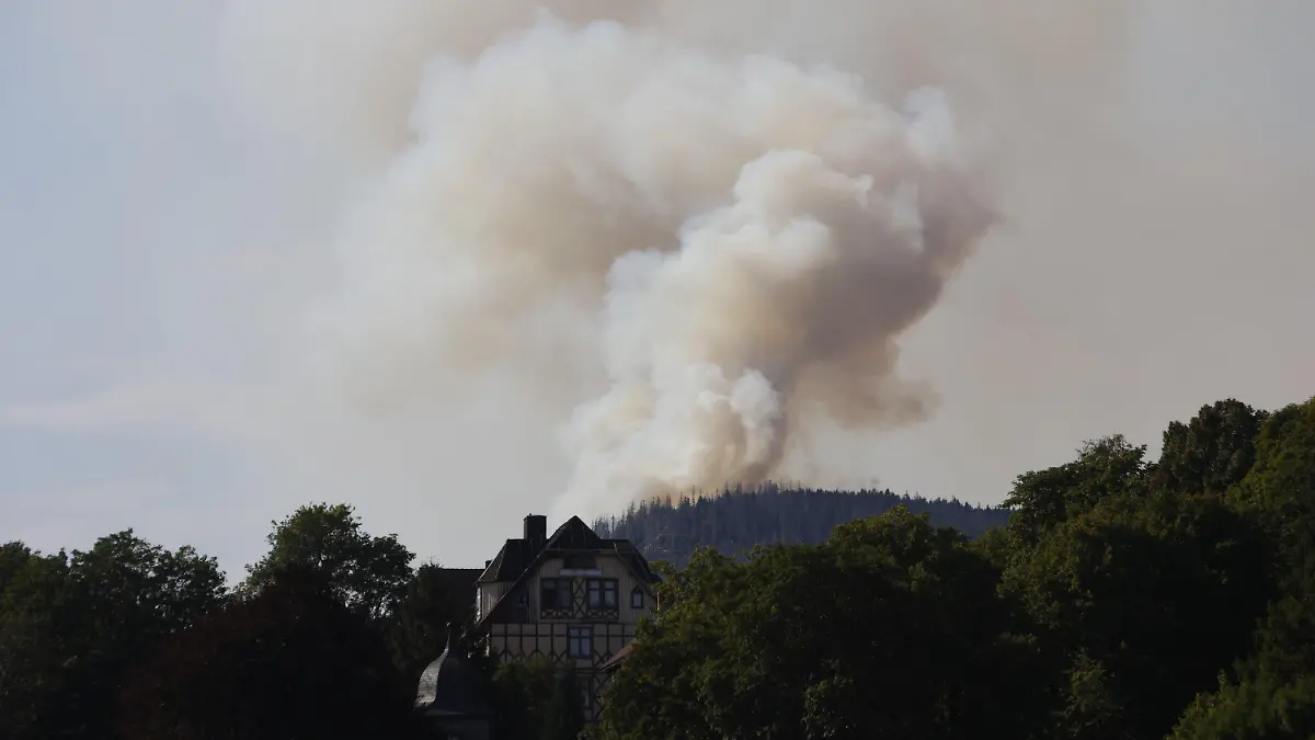 03.09.2022, Sachsen-Anhalt, Harz: Brand am Brocken. Eine Rauchsäule steigt am Brocken auf. Foto: Matthias Bein/dpa +++ dpa-Bildfunk +++