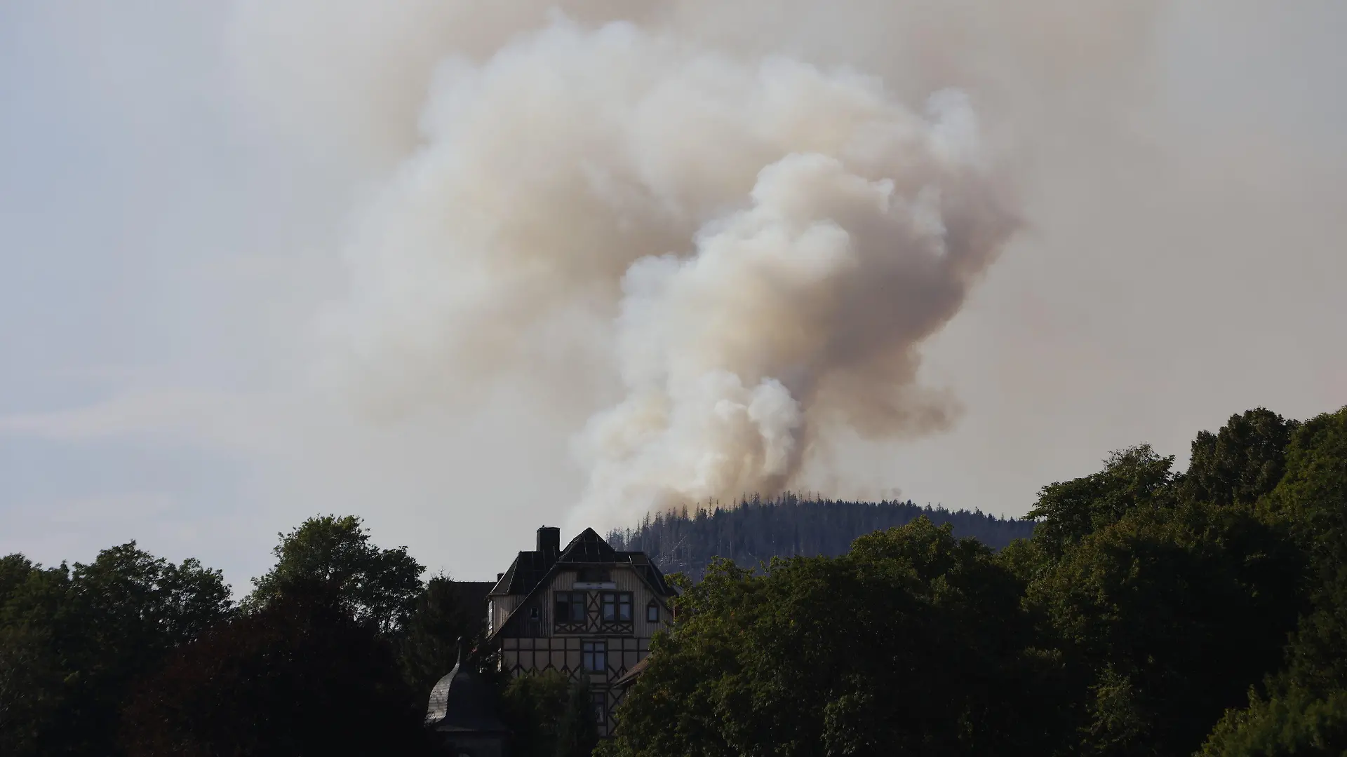 03.09.2022, Sachsen-Anhalt, Harz: Brand am Brocken. Eine Rauchsäule steigt am Brocken auf. Foto: Matthias Bein/dpa +++ dpa-Bildfunk +++