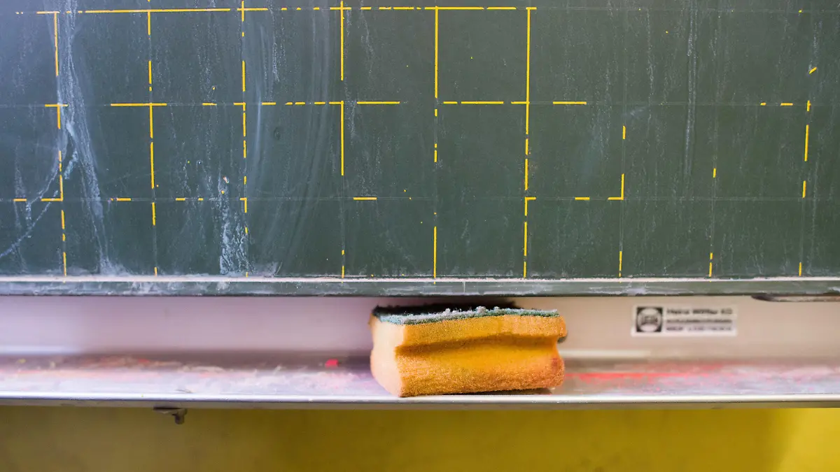 ARCHIV - 21.01.2019, Sachsen-Anhalt, Möckern: Ein Schwamm liegt in der Grundschule am Schloss in der Ablage einer Kreidetafel. Auf die jüngste große Ausschreibung von Lehrerstellen in Sachsen-Anhalt ist die Resonanz wieder verhalten geblieben. 944 Stellen an allgemeinbildenden Schulen waren angeboten worden, 220 Bewerberinnen und Bewerber bekundeten ihr Interesse, wie das Bildungsministerium mitteilte. (zu dpa «220 Bewerber für 944 Stellen an allgemeinbildenden Schulen») Foto: Klaus-Dietmar Gabbert/ZB/dpa +++ dpa-Bildfunk +++