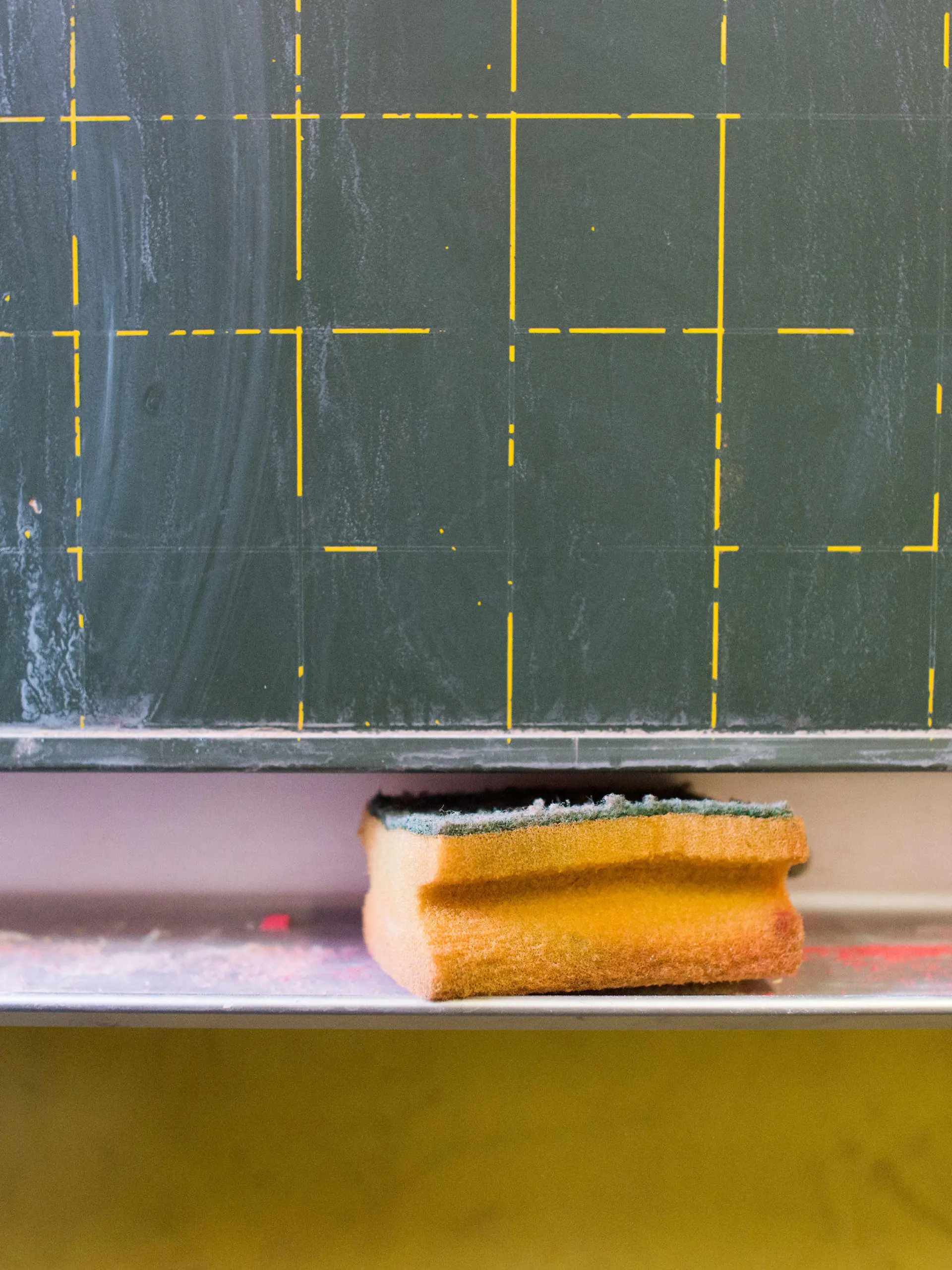 ARCHIV - 21.01.2019, Sachsen-Anhalt, Möckern: Ein Schwamm liegt in der Grundschule am Schloss in der Ablage einer Kreidetafel. Auf die jüngste große Ausschreibung von Lehrerstellen in Sachsen-Anhalt ist die Resonanz wieder verhalten geblieben. 944 Stellen an allgemeinbildenden Schulen waren angeboten worden, 220 Bewerberinnen und Bewerber bekundeten ihr Interesse, wie das Bildungsministerium mitteilte. (zu dpa «220 Bewerber für 944 Stellen an allgemeinbildenden Schulen») Foto: Klaus-Dietmar Gabbert/ZB/dpa +++ dpa-Bildfunk +++
