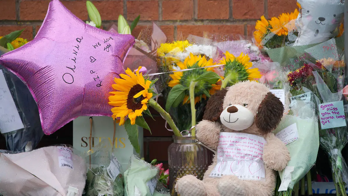 ARCHIV - 24.08.2022, Großbritannien, Liverpool: Trauerbekundungen und ein Stofftier liegen in der Kingsheath Avenue, Knotty Ash, wo die neunjährige Olivia am 21.08.2022 in ihrem Elternhaus erschossen wurde, als ein Mann auf der Flucht vor einem Schützen ins Haus gestürmt war. Der Verfolger feuerte durch die halb geöffnete Tür und traf Olivia in der Brust, die daraufhin starb. Rund zwei Wochen nach der Tötung eines neunjährigen Mädchens hat die Polizei zwei Verdächtige gefunden. (zu dpa "Zwei Festnahmen nach Tötung von Neunjähriger in Liverpool") Foto: Peter Byrne/Press Association/dpa +++ dpa-Bildfunk +++