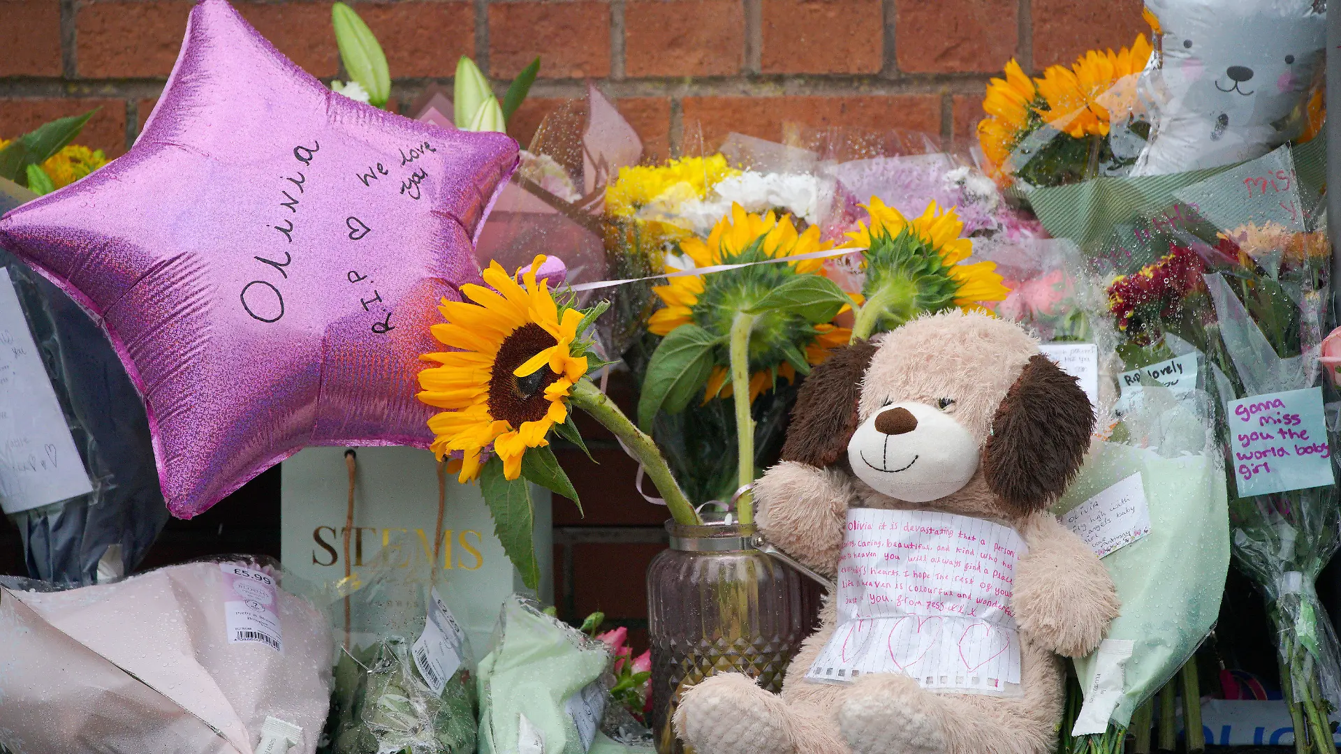 ARCHIV - 24.08.2022, Großbritannien, Liverpool: Trauerbekundungen und ein Stofftier liegen in der Kingsheath Avenue, Knotty Ash, wo die neunjährige Olivia am 21.08.2022 in ihrem Elternhaus erschossen wurde, als ein Mann auf der Flucht vor einem Schützen ins Haus gestürmt war. Der Verfolger feuerte durch die halb geöffnete Tür und traf Olivia in der Brust, die daraufhin starb. Rund zwei Wochen nach der Tötung eines neunjährigen Mädchens hat die Polizei zwei Verdächtige gefunden. (zu dpa "Zwei Festnahmen nach Tötung von Neunjähriger in Liverpool") Foto: Peter Byrne/Press Association/dpa +++ dpa-Bildfunk +++