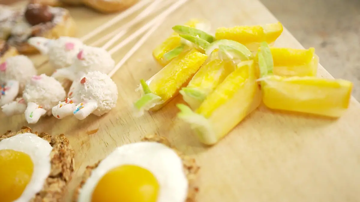 Diese Karotten-Eiswürfel bringen Ostern auch in dein Glas.