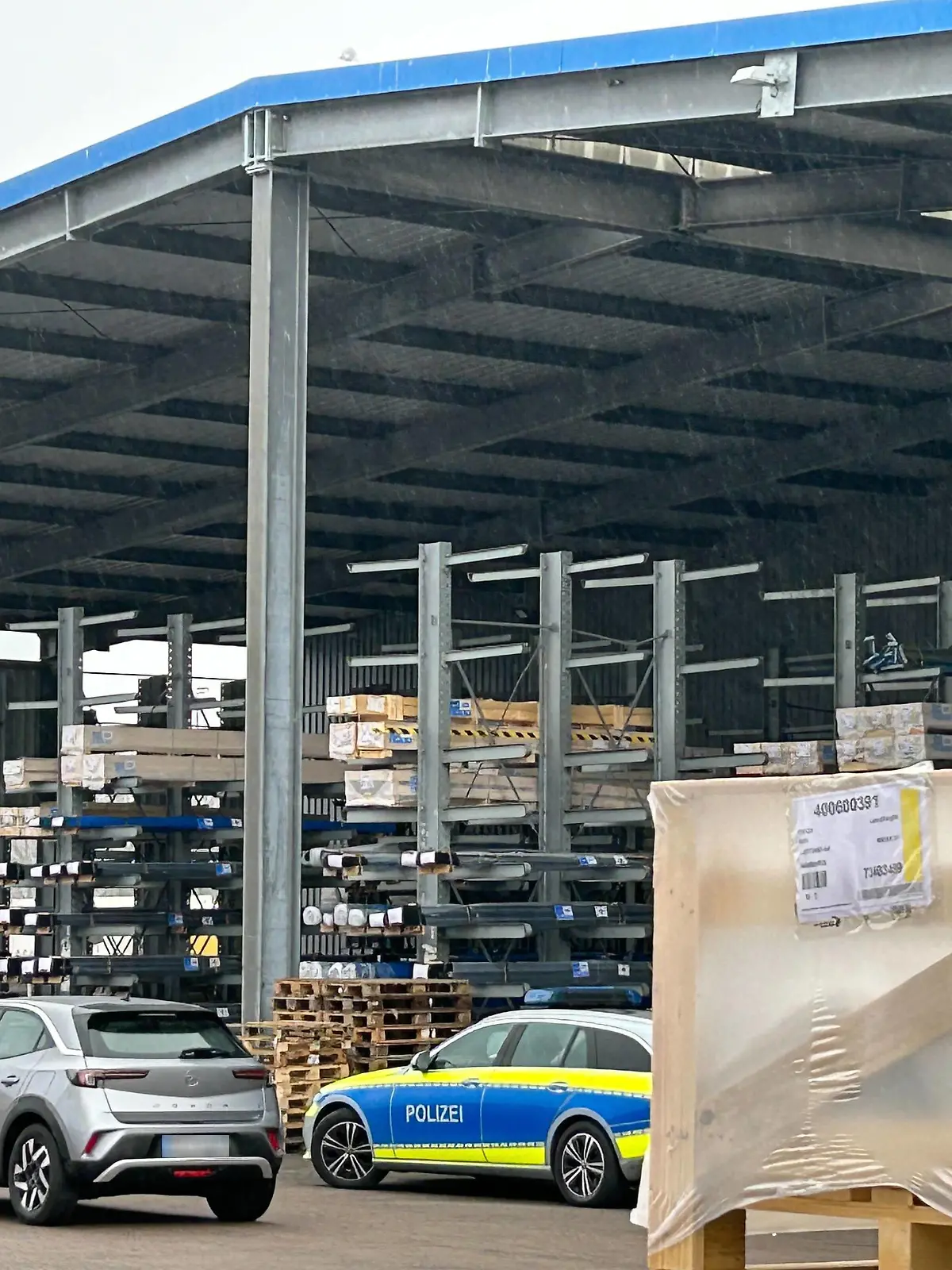 In dieser Halle kommt es zum schweren Arbeitsunfall.