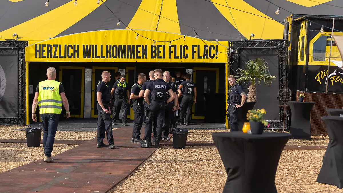 Duisburg Flugzeugabsturz Duisburg, 04.09.2022 Waehrend des Ungluecks lief eine Veranstaltung im Zelt, die Einsatzhundertschaft begleitet im Anschluss die Besucher zu ihren PKW, Flugzeugabsturz Duisburg, 04.09.2022 *** Duisburg airplane crash Duisburg, 04 09 2022 During the accident an event ran in the tent, the Einsatzhundertschaft accompanied afterwards the visitors to their cars, airplane crash Duisburg, 04 09 2022 Copyright: xFabianxFriesex EP_FFE