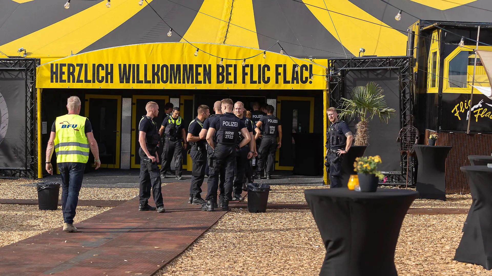 Duisburg Flugzeugabsturz Duisburg, 04.09.2022 Waehrend des Ungluecks lief eine Veranstaltung im Zelt, die Einsatzhundertschaft begleitet im Anschluss die Besucher zu ihren PKW, Flugzeugabsturz Duisburg, 04.09.2022 *** Duisburg airplane crash Duisburg, 04 09 2022 During the accident an event ran in the tent, the Einsatzhundertschaft accompanied afterwards the visitors to their cars, airplane crash Duisburg, 04 09 2022 Copyright: xFabianxFriesex EP_FFE