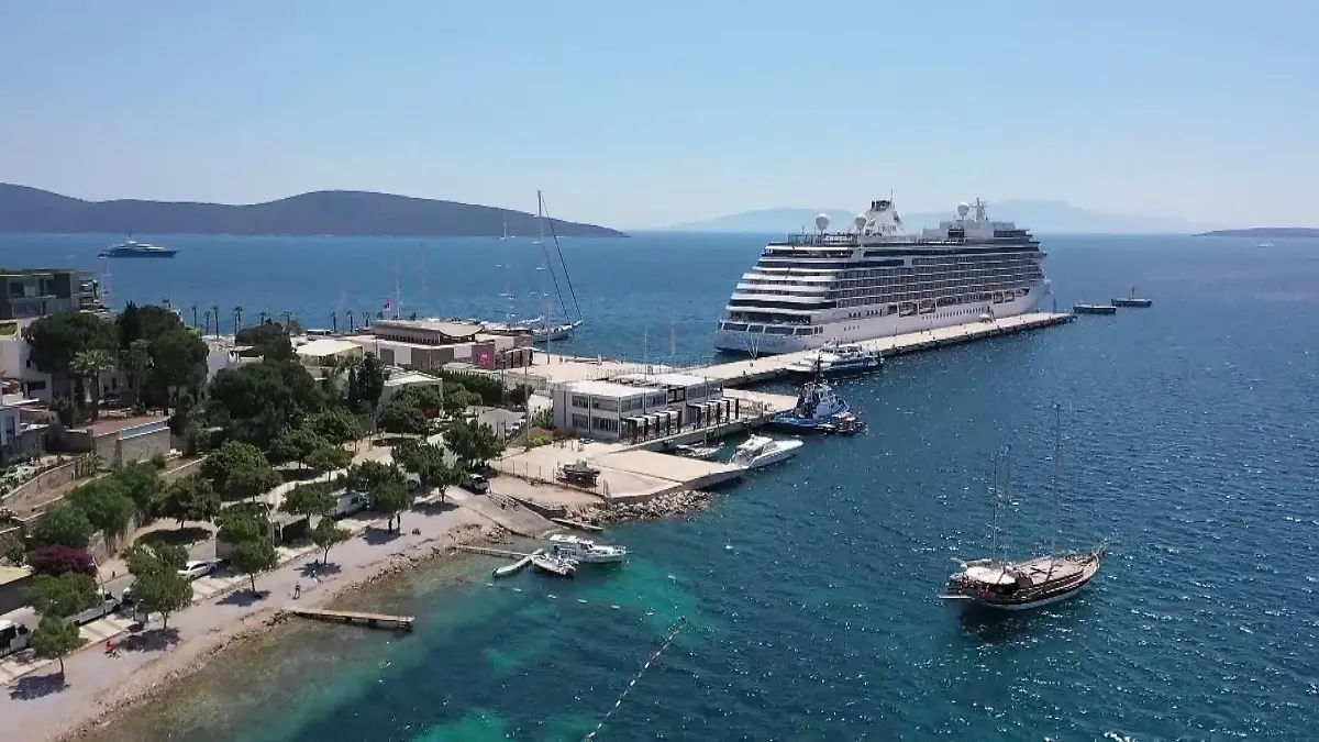 Das Kreuzfahrtschiff "Seven Seas Explorer" vor Anker in Mugla (Türkei)