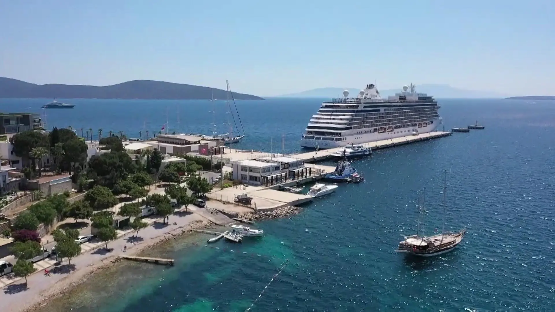Das Kreuzfahrtschiff "Seven Seas Explorer" vor Anker in Mugla (Türkei)