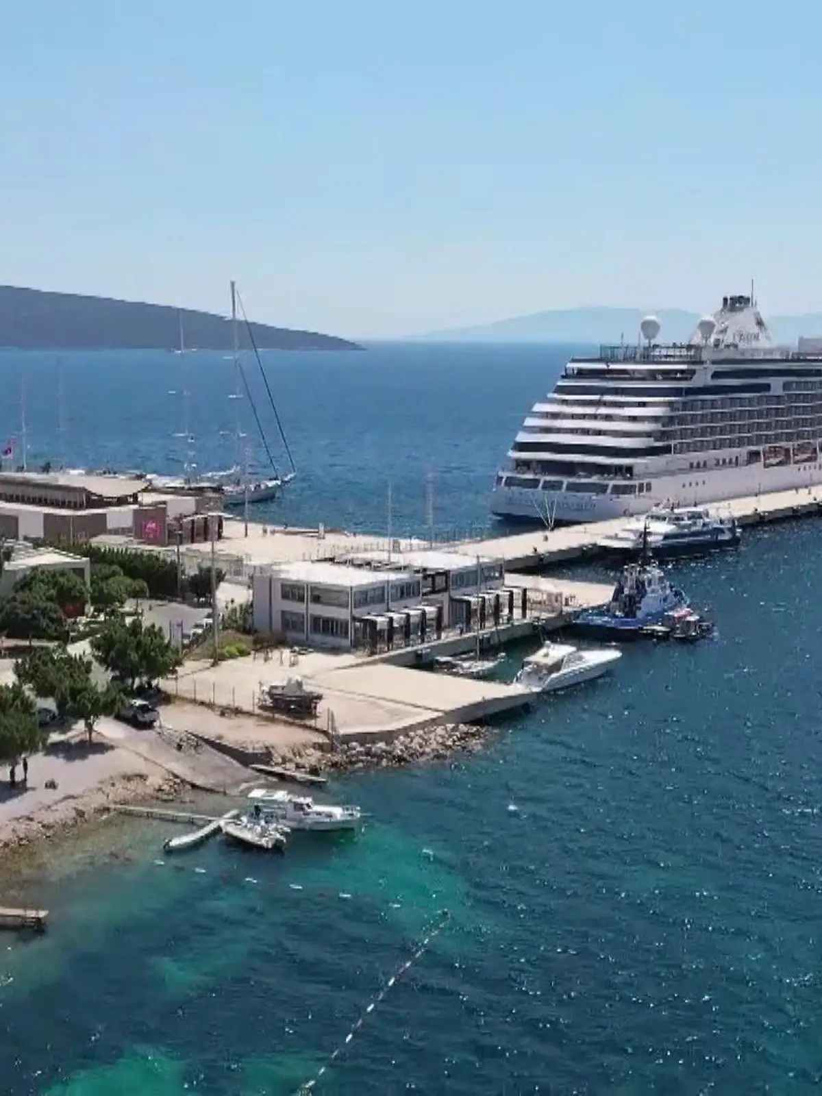 Das Kreuzfahrtschiff "Seven Seas Explorer" vor Anker in Mugla (Türkei)