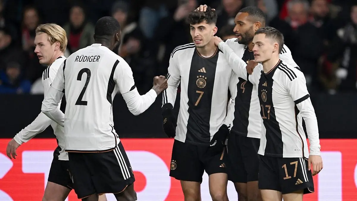Fußball: Länderspiele, Deutschland - Türkei, Olympiastadion. Deutschlands Kai Havertz (M) jubelt über sein Tor zum 1:0. WICHTIGER HINWEIS: Gemäß den Vorgaben der DFL Deutsche Fußball Liga bzw. des DFB Deutscher Fußball-Bund ist es untersagt, in dem Stadion und/oder vom Spiel angefertigte Fotoaufnahmen in Form von Sequenzbildern und/oder videoähnlichen Fotostrecken zu verwerten bzw. verwerten zu lassen.