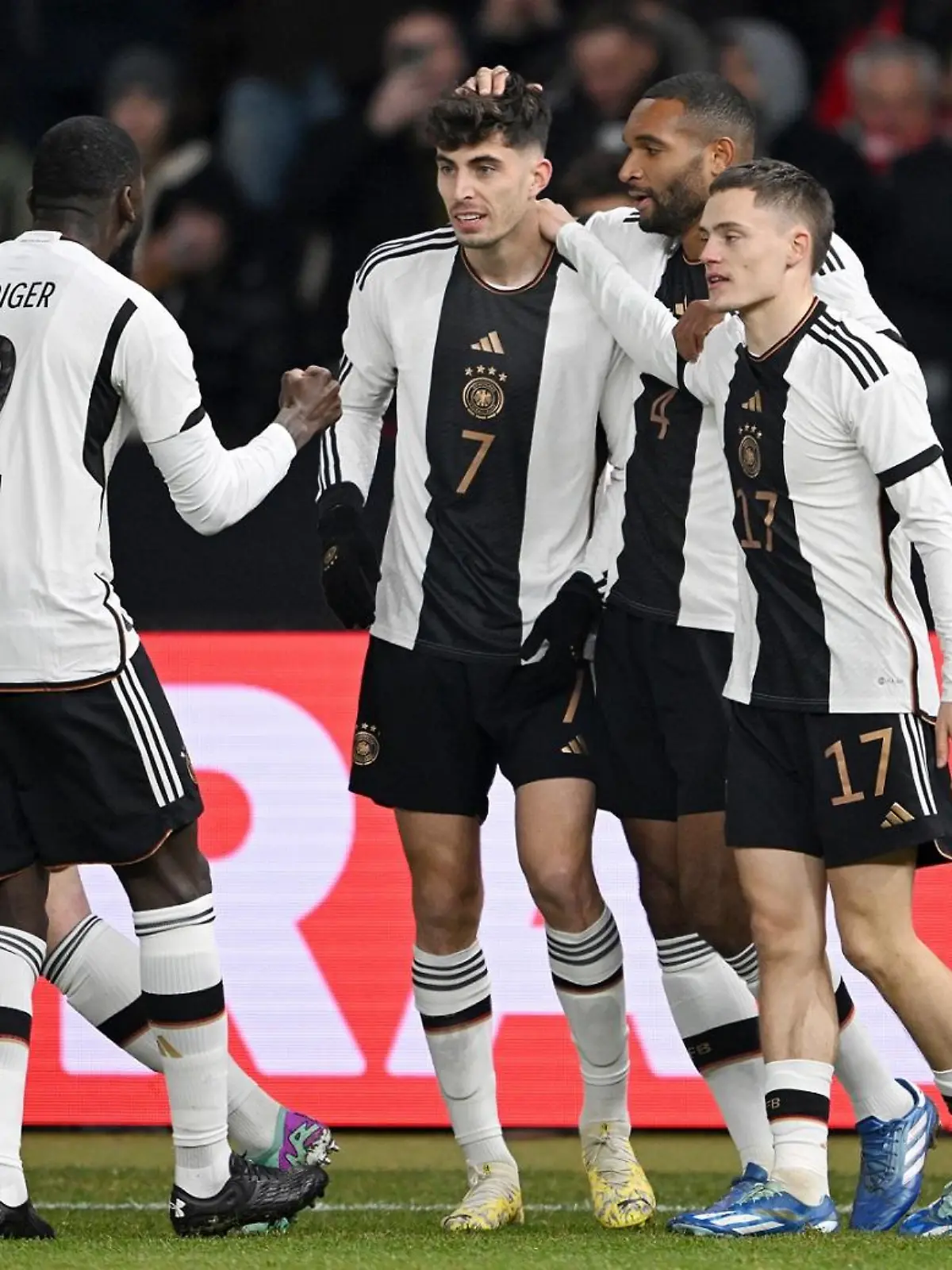 Fußball: Länderspiele, Deutschland - Türkei, Olympiastadion. Deutschlands Kai Havertz (M) jubelt über sein Tor zum 1:0. WICHTIGER HINWEIS: Gemäß den Vorgaben der DFL Deutsche Fußball Liga bzw. des DFB Deutscher Fußball-Bund ist es untersagt, in dem Stadion und/oder vom Spiel angefertigte Fotoaufnahmen in Form von Sequenzbildern und/oder videoähnlichen Fotostrecken zu verwerten bzw. verwerten zu lassen.