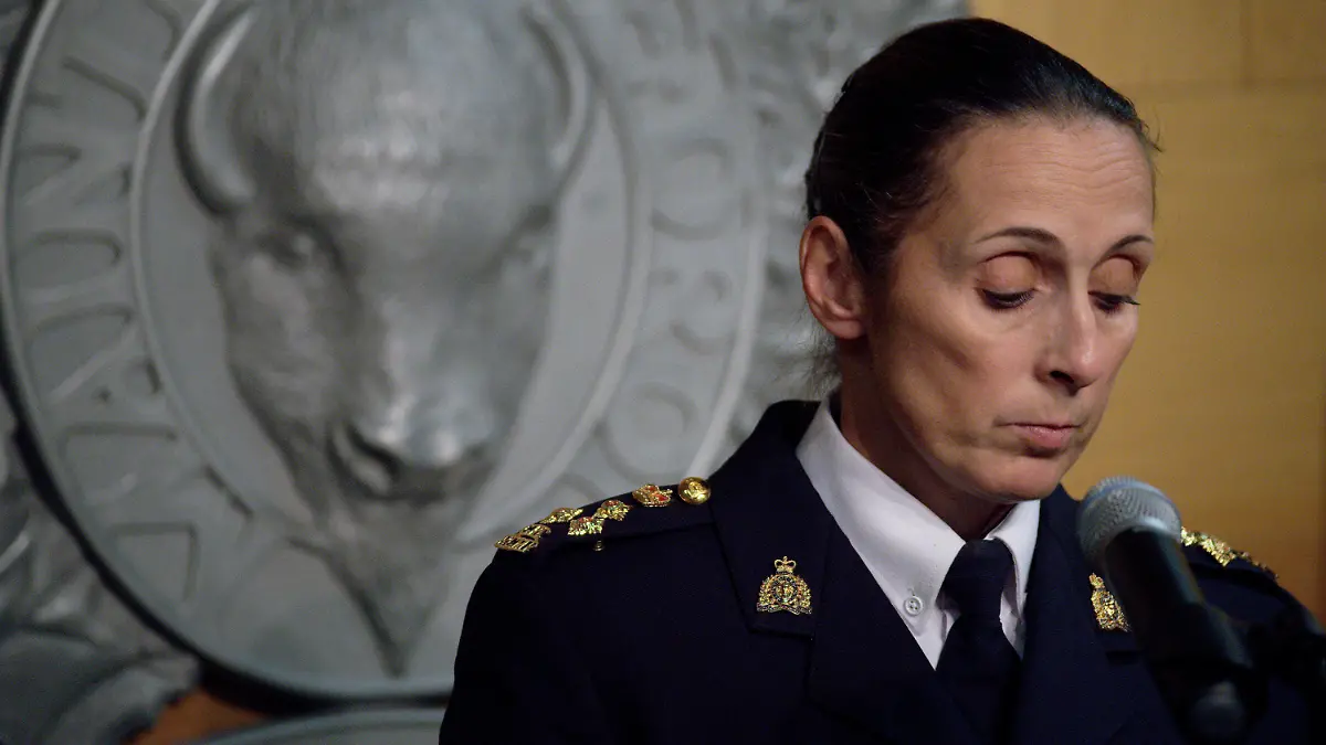 04.09.2022, Kanada, Regina: Assistant Commissioner Rhonda Blackmore spricht während einer Pressekonferenz im Hauptquartier der Royal Canadian Mounted Police "F" Division in Regina, Saskatchewan, spricht. Die Behörden haben zwei Verdächtige im Zusammenhang mit einer Serie von Messerstechereien in zwei Gemeinden in der kanadischen Provinz Saskatchewan identifiziert, bei denen mehrere Menschen getötet und andere verletzt wurden. Foto: Michael Bell/The Canadian Press via AP/dpa - ACHTUNG: Nur zur redaktionellen Verwendung und nur mit vollständiger Nennung des vorstehenden Credits +++ dpa-Bildfunk +++