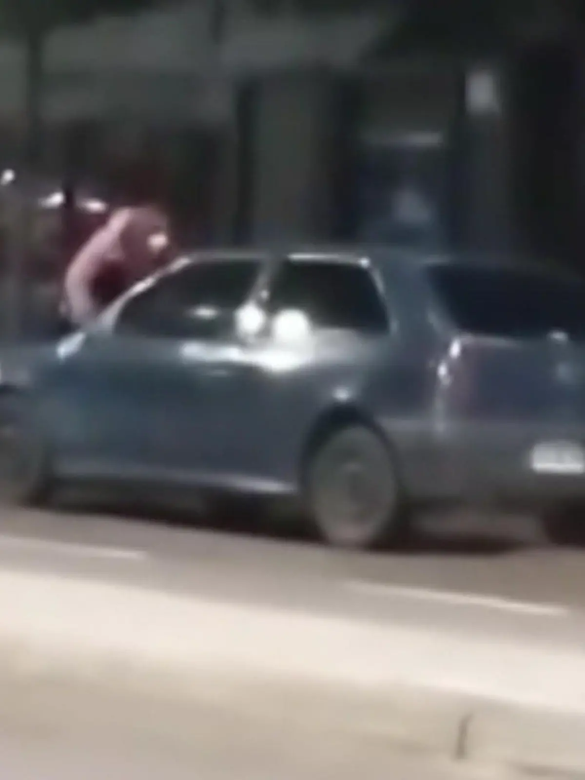 In Argentinien eskaliert ein Streit zwischen einem Ex-Pärchen. Die 17-Jährige ist so wütend, dass sie auf das Auto ihres Ex-Freundes springt und gegen die Windschutzscheibe hämmert.