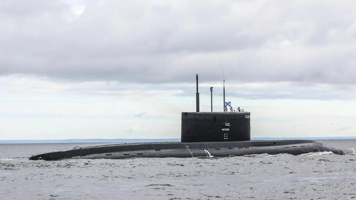 DIESES FOTO WIRD VON DER RUSSISCHEN STAATSAGENTUR TASS ZUR VERFÜGUNG GESTELLT. [ST PETERSBURG, RUSSIA - JULY 31, 2022: The Russian nuclear-powered submarine Magadan takes part in the Main Naval Parade on Russian Navy Day. Mikhail Klimentyev/Russian Presidential Press and Information Office/TASS]