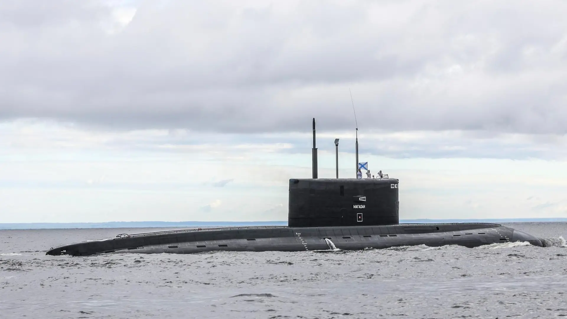 DIESES FOTO WIRD VON DER RUSSISCHEN STAATSAGENTUR TASS ZUR VERFÜGUNG GESTELLT. [ST PETERSBURG, RUSSIA - JULY 31, 2022: The Russian nuclear-powered submarine Magadan takes part in the Main Naval Parade on Russian Navy Day. Mikhail Klimentyev/Russian Presidential Press and Information Office/TASS]