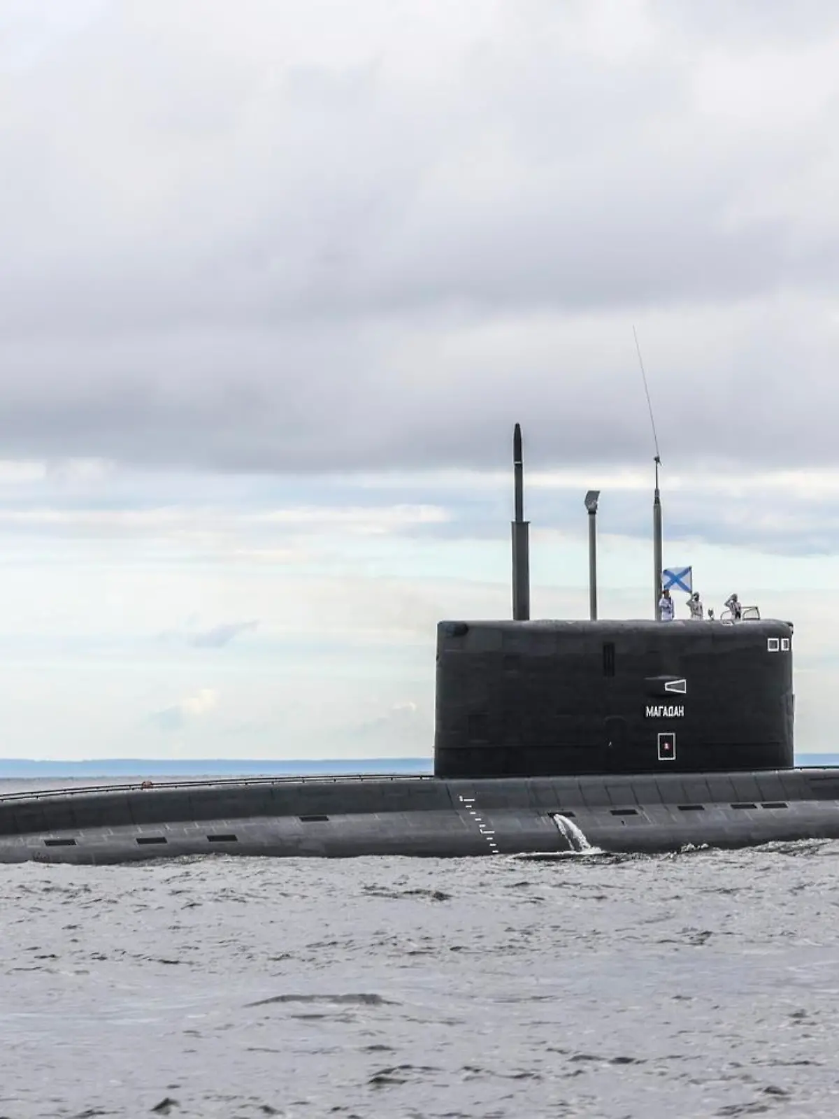 DIESES FOTO WIRD VON DER RUSSISCHEN STAATSAGENTUR TASS ZUR VERFÜGUNG GESTELLT. [ST PETERSBURG, RUSSIA - JULY 31, 2022: The Russian nuclear-powered submarine Magadan takes part in the Main Naval Parade on Russian Navy Day. Mikhail Klimentyev/Russian Presidential Press and Information Office/TASS]