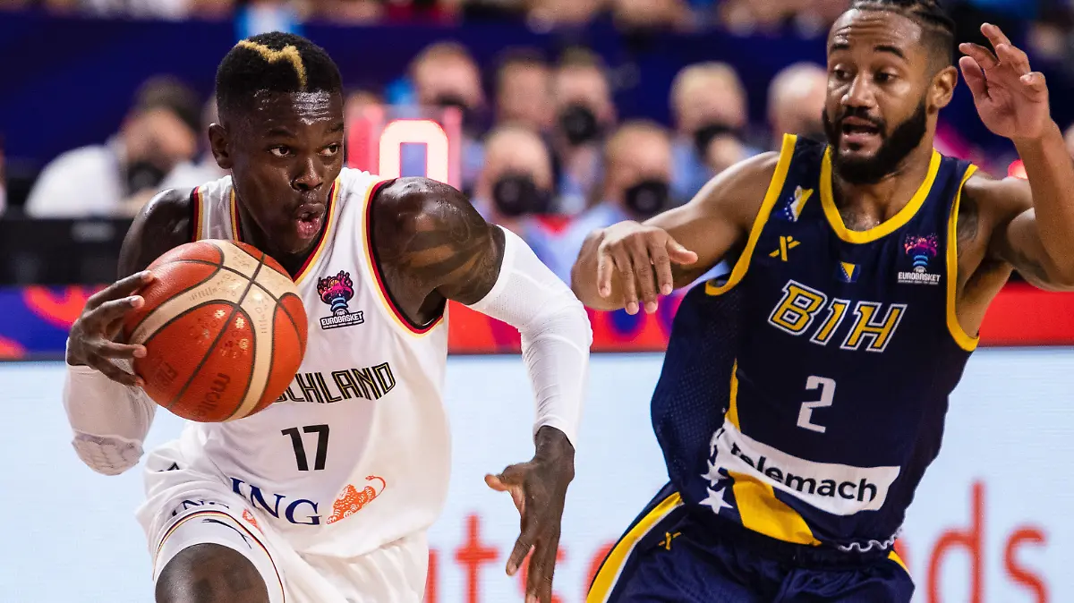 Basketball, EM, Deutschland - Bosnien-Herzegowina, Vorrunde, Gruppe B, 2. Spieltag, Lanxess Arena. Deutschlands Dennis Schröder (l) und Bosnien-Herzegowinas John Roberson kämpfen um den Ball.