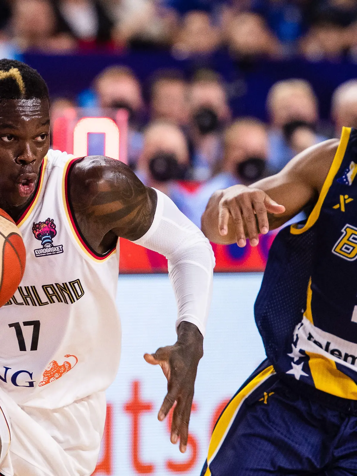 Basketball, EM, Deutschland - Bosnien-Herzegowina, Vorrunde, Gruppe B, 2. Spieltag, Lanxess Arena. Deutschlands Dennis Schröder (l) und Bosnien-Herzegowinas John Roberson kämpfen um den Ball.