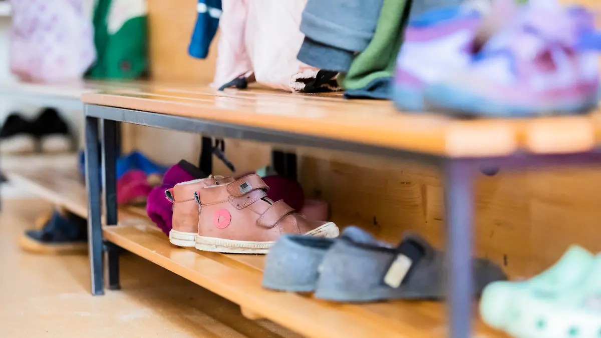 ARCHIV - 25.10.2023, Berlin: Das Schuhregal in einer Berliner Kita. (zu dpa: «Fördermodell für Münchner Kitas in Vollversammlung nachgebessert») Foto: Christoph Soeder/dpa +++ dpa-Bildfunk +++